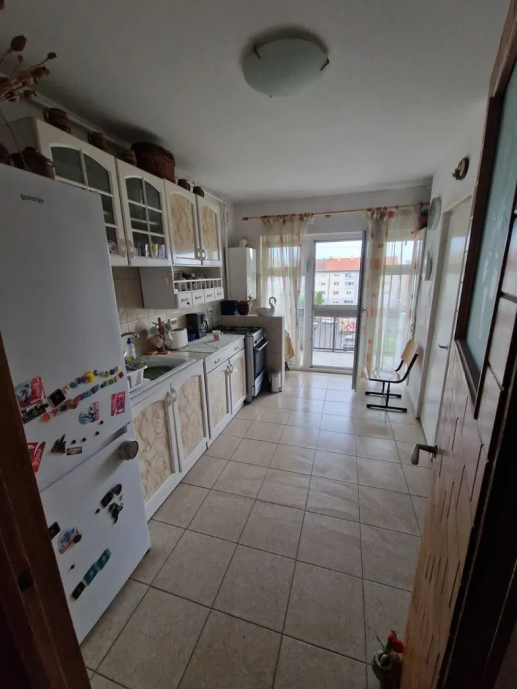 BRASADAS vinde ap 3 cam RENOVAT etaj 4/4 Carpati 2. - Agenția imobiliara BRASADAS vinde apartament cu 3 camere, decomandat : 2 bai si beci, situat in Carpati 2, intr-o zona linistita, la etajul 4 din 4 cu acoperis recent renovat.
www.brasadas.com.