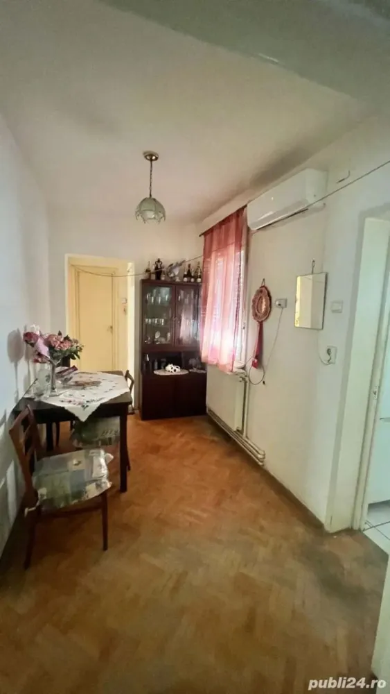 BRASADAS vinde ap 3 cam etaj 1/4 Careiului. - Agenția imobiliara BRASADAS vinde apartament cu camere la etajul 1/4 pe Careiului. 
Bloc din caramida, 84 mp
Privileste spre curte, zona linistita, interfon.
Usa intrare metalica
Centrala pe gaz
Aer conditionat
Beci
Garaj

www.brasadas.com.