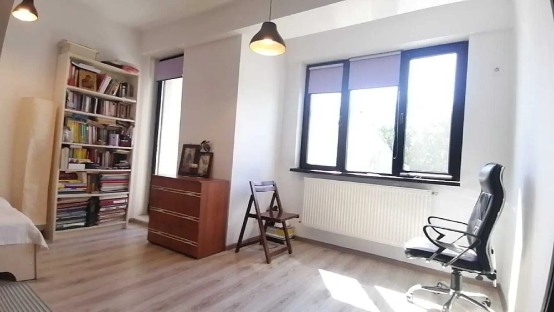 Garsonieră, modernă, 2 minute de Unirii, bloc nou, Mitropolit Dosoftei - Proprietar. Vând garsonieră modernă, mobilată și utilată, str. Mitropolitul Dosoftei din București, la 2 minute de Unirii, cu o suprafață utilă 30 mp, situată la etajul 1/3, într-un bloc cu o singură scară, construit în 2016, într-o zonă liniștită pe o stradă secundară, la 2 min de Parcul Carol și 5 minute de Parcul Tineretului, 8 minute de mers pe jos până la metrou Unirii, Tineretului și Eroii Revoluției. Apartamentul dispune de centrală termică proprie, balcon, izolație termică exterior și interior, ușă metalică la intrare, bucătărie închisă, complet utilată și mobilată, baie cu duș și ventilație. Scara este foarte curată, cu vecini civilizați. Costurile de întreținere sunt foarte mici. Garsoniera dispune de o boxă de 2 mp la demisol. Intrarea în incintă este închisă cu poartă. Zonă verde de case, foarte liniștită, lângă parcuri, dar și aproape de centrul orașului, lângă școli și magazine. Apartamentul beneficiază de o poziție excelentă, în centrul Capitalei, cu acces rapid, atât pe jos, cât și cu mijloacele de transport în comun sau mașina către puncte des comun: Piața Unirii, Palatul Parlamentului, Catedrala Mântuirii Neamului, Universitatea București, săli de sport, școli, farmacii etc. Ușor negociabil. Se acceptă și credit ipotecar. Proprietar unic, acte la zi. Ideal pentru locuință proprie sau investiție. Eliberare imediată. Telefon contact pentru detalii și programări vizionare Stefania (proprietar): 07******70. Răspund rapid și pe WhatsApp.
