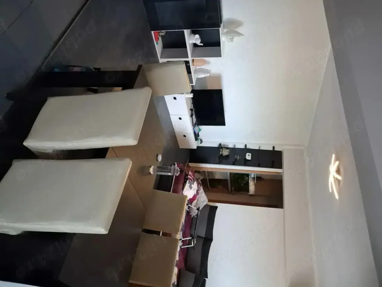 BRASADAS vinde ap 2 cam etaj 4/4 in zona CENTRALA. - Agenția imobiliara BRASADAS vinde apartament spațios și bine compartimentat, cu 3 camere, situat într-o zonă semicentrală, ideal pentru o familie sau ca investiție !

Se accepta si schimburi cu o casa plus diferenta din partea nostra !

Suprafață utilă: 66 mp

Etaj 4/4 bloc din cărămidă, cu acoperiș (fără infiltrații)

Compartimentare: semidecomandat spațiu optim între camere

Încălzire: microcentrală nouă eficiență și economie

Confort: 3 aparate de aer condiționat, pentru climat ideal tot timpul anului

Balcon inclus perfect pentru relaxare sau depozitare

Apartamentul este luminos, bine întreținut și se află într-un imobil solid, într-o zonă cu acces rapid către centru, școli, magazine și mijloace de transport.

www.brasadas.com.