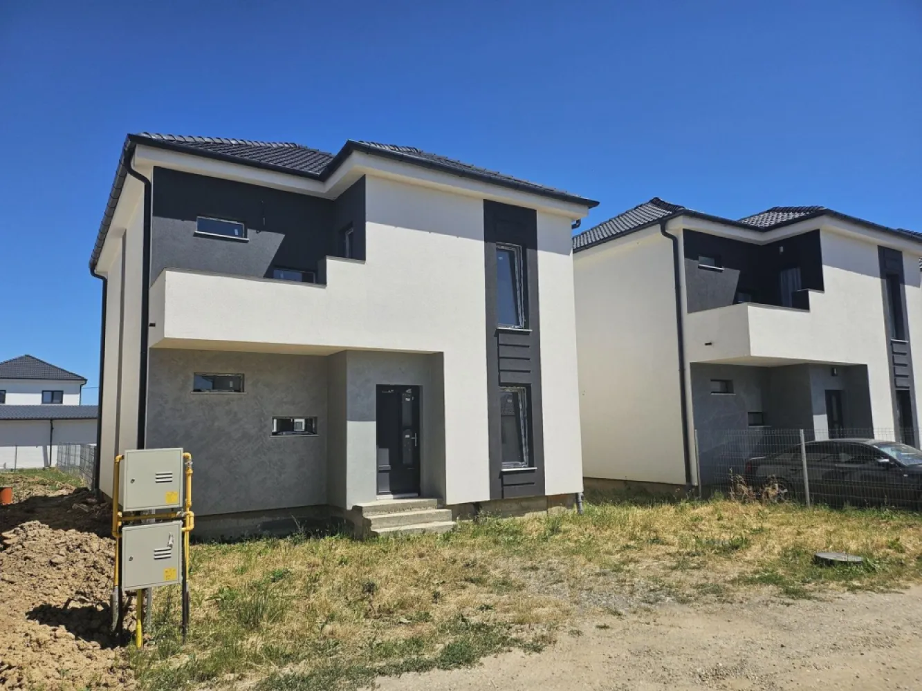 BRASADAS vinde casa NOUA individuala in cartier Grigorescu - Agenția imobiliara BRASADAS vinde casă modernă de 116 mp utili de vânzare în cartierul Grigorescu , intrarea de pe str. Odoreului ( apartine de Martinesti )–

.
.
..... .
.

..
 
..

 .
 
..

..... . .

.
.

 .
 

. 

.
.
. ...
.

 
.

 . 
..

.
..

 
.

. 

 .. .

.
... 

.
.

 

 
 
 .
 
 
 
 .. . . . . liniște, confort și acces rapid spre centrul orașului !

Descoperă această locuință ideală pentru o familie sau pentru cei care caută un echilibru perfect între viața urbană și intimitatea oferită de o zonă rezidențială de top!

Localizare: Cartier Grigorescu – zonă cu reputație excelentă, recunoscută pentru liniște si siguranță. Cartierul este recent asfaltat si in proporție de 85% sunt finalizate construcțiile in zona.

Suprafață utilă: 116 mp
Compartimentare eficientă – spații generoase și luminoase:

Living spațios cu zonă de dining si bucatarie 
3 dormitoare confortabile
2 băi generoase
Holuri de acces bine organizate
Spațiu de depozitare/tehnic
Dressing

Încălzire in pardoseala , centrala noua montata cu proiect si Iscir la zi , instalațiile electrice si de apa fiind pe poziție.

Teren aferent: curte proprie cu suprafața de 400 mp , imprejmuita (ideală pentru relaxare, grădinărit sau amenajare terasă/zonă de grătar)
Parcare: posibilitate de parcare în curte + locuri disponibile în fața proprietății

Alte beneficii:

Design modern și de calitate in exterior
Racordată la toate utilitățile: apă, gaz, electricitate, canalizare , toate cu ceasurile gata montate.
Podul utilizabil pe toata suprafata casei ( usa de pod montata ).

www.brasadas.com.