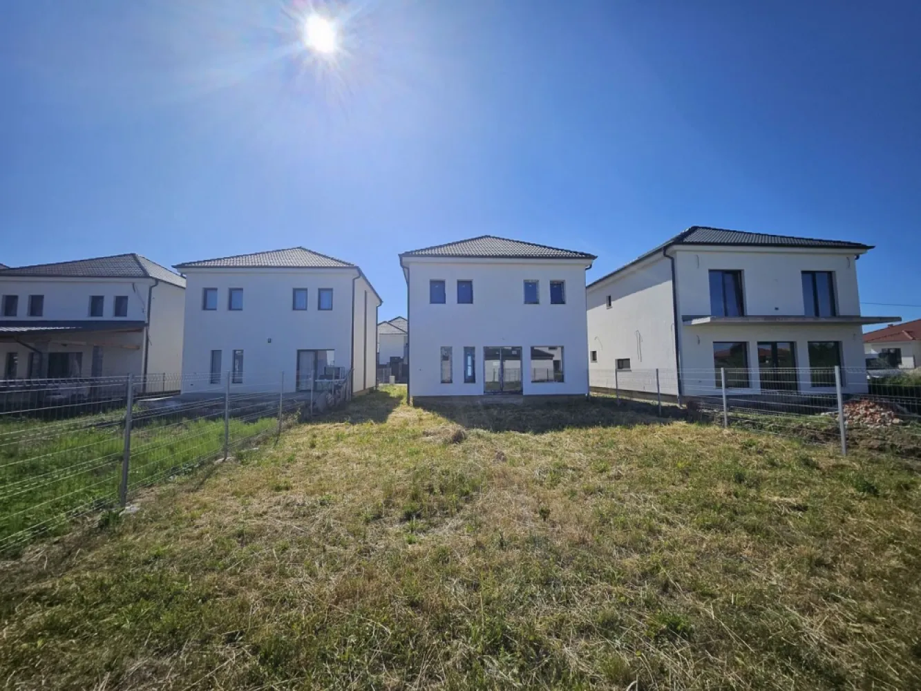 BRASADAS vinde casa NOUA individuala in cartier Grigorescu - Agenția imobiliara BRASADAS vinde casă modernă de 116 mp utili de vânzare în cartierul Grigorescu , intrarea de pe str. Odoreului ( apartine de Martinesti )–

.
.
..... .
.

..
 
..

 .
 
..

..... . .

.
.

 .
 

. 

.
.
. ...
.

 
.

 . 
..

.
..

 
.

. 

 .. .

.
... 

.
.

 

 
 
 .
 
 
 
 .. . . . . liniște, confort și acces rapid spre centrul orașului !

Descoperă această locuință ideală pentru o familie sau pentru cei care caută un echilibru perfect între viața urbană și intimitatea oferită de o zonă rezidențială de top!

Localizare: Cartier Grigorescu – zonă cu reputație excelentă, recunoscută pentru liniște si siguranță. Cartierul este recent asfaltat si in proporție de 85% sunt finalizate construcțiile in zona.

Suprafață utilă: 116 mp
Compartimentare eficientă – spații generoase și luminoase:

Living spațios cu zonă de dining si bucatarie 
3 dormitoare confortabile
2 băi generoase
Holuri de acces bine organizate
Spațiu de depozitare/tehnic
Dressing

Încălzire in pardoseala , centrala noua montata cu proiect si Iscir la zi , instalațiile electrice si de apa fiind pe poziție.

Teren aferent: curte proprie cu suprafața de 400 mp , imprejmuita (ideală pentru relaxare, grădinărit sau amenajare terasă/zonă de grătar)
Parcare: posibilitate de parcare în curte + locuri disponibile în fața proprietății

Alte beneficii:

Design modern și de calitate in exterior
Racordată la toate utilitățile: apă, gaz, electricitate, canalizare , toate cu ceasurile gata montate.
Podul utilizabil pe toata suprafata casei ( usa de pod montata ).

www.brasadas.com.
