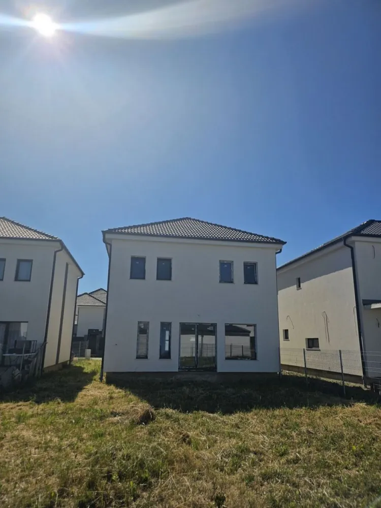 BRASADAS vinde casa NOUA individuala in cartier Grigorescu - Agenția imobiliara BRASADAS vinde casă modernă de 116 mp utili de vânzare în cartierul Grigorescu , intrarea de pe str. Odoreului ( apartine de Martinesti )–

.
.
..... .
.

..
 
..

 .
 
..

..... . .

.
.

 .
 

. 

.
.
. ...
.

 
.

 . 
..

.
..

 
.

. 

 .. .

.
... 

.
.

 

 
 
 .
 
 
 
 .. . . . . liniște, confort și acces rapid spre centrul orașului !

Descoperă această locuință ideală pentru o familie sau pentru cei care caută un echilibru perfect între viața urbană și intimitatea oferită de o zonă rezidențială de top!

Localizare: Cartier Grigorescu – zonă cu reputație excelentă, recunoscută pentru liniște si siguranță. Cartierul este recent asfaltat si in proporție de 85% sunt finalizate construcțiile in zona.

Suprafață utilă: 116 mp
Compartimentare eficientă – spații generoase și luminoase:

Living spațios cu zonă de dining si bucatarie 
3 dormitoare confortabile
2 băi generoase
Holuri de acces bine organizate
Spațiu de depozitare/tehnic
Dressing

Încălzire in pardoseala , centrala noua montata cu proiect si Iscir la zi , instalațiile electrice si de apa fiind pe poziție.

Teren aferent: curte proprie cu suprafața de 400 mp , imprejmuita (ideală pentru relaxare, grădinărit sau amenajare terasă/zonă de grătar)
Parcare: posibilitate de parcare în curte + locuri disponibile în fața proprietății

Alte beneficii:

Design modern și de calitate in exterior
Racordată la toate utilitățile: apă, gaz, electricitate, canalizare , toate cu ceasurile gata montate.
Podul utilizabil pe toata suprafata casei ( usa de pod montata ).

www.brasadas.com.