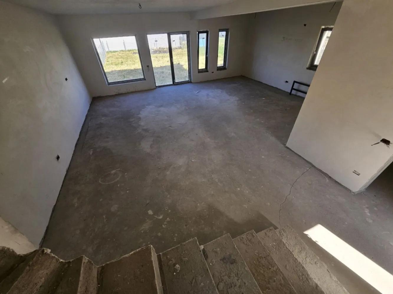 BRASADAS vinde casa NOUA individuala in cartier Grigorescu - Agenția imobiliara BRASADAS vinde casă modernă de 116 mp utili de vânzare în cartierul Grigorescu , intrarea de pe str. Odoreului ( apartine de Martinesti )–

.
.
..... .
.

..
 
..

 .
 
..

..... . .

.
.

 .
 

. 

.
.
. ...
.

 
.

 . 
..

.
..

 
.

. 

 .. .

.
... 

.
.

 

 
 
 .
 
 
 
 .. . . . . liniște, confort și acces rapid spre centrul orașului !

Descoperă această locuință ideală pentru o familie sau pentru cei care caută un echilibru perfect între viața urbană și intimitatea oferită de o zonă rezidențială de top!

Localizare: Cartier Grigorescu – zonă cu reputație excelentă, recunoscută pentru liniște si siguranță. Cartierul este recent asfaltat si in proporție de 85% sunt finalizate construcțiile in zona.

Suprafață utilă: 116 mp
Compartimentare eficientă – spații generoase și luminoase:

Living spațios cu zonă de dining si bucatarie 
3 dormitoare confortabile
2 băi generoase
Holuri de acces bine organizate
Spațiu de depozitare/tehnic
Dressing

Încălzire in pardoseala , centrala noua montata cu proiect si Iscir la zi , instalațiile electrice si de apa fiind pe poziție.

Teren aferent: curte proprie cu suprafața de 400 mp , imprejmuita (ideală pentru relaxare, grădinărit sau amenajare terasă/zonă de grătar)
Parcare: posibilitate de parcare în curte + locuri disponibile în fața proprietății

Alte beneficii:

Design modern și de calitate in exterior
Racordată la toate utilitățile: apă, gaz, electricitate, canalizare , toate cu ceasurile gata montate.
Podul utilizabil pe toata suprafata casei ( usa de pod montata ).

www.brasadas.com.