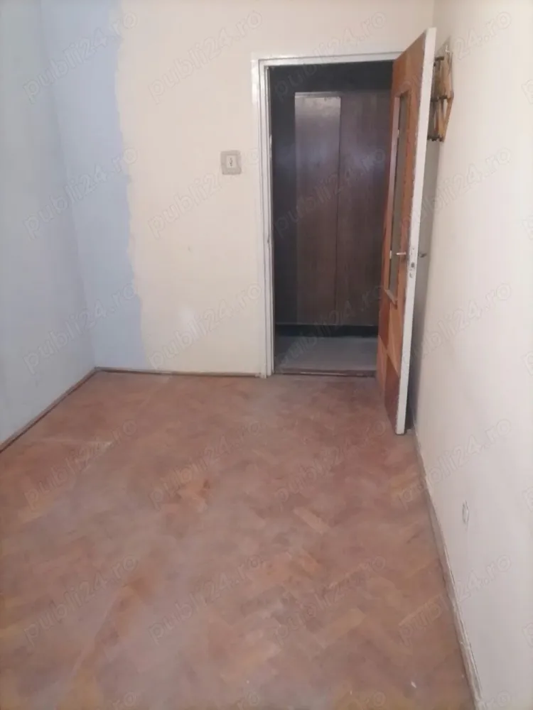 BRASADAS vinde apt 4 camere etaj 4/4 in centru. - Agenția imobiliara BRASADAS vinde apartament 4 camere la etajul 4 din 4 in zona CENTRALA. 
103 mp cu beci sí parcare gratuit a in curte. 
Necesita renovare cu exceptia geamurilor care au fost recent schimbate.
www.brasadas.com.