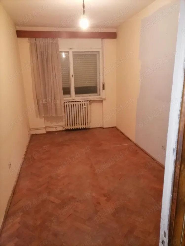 BRASADAS vinde apt 4 camere etaj 4/4 in centru. - Agenția imobiliara BRASADAS vinde apartament 4 camere la etajul 4 din 4 in zona CENTRALA. 
103 mp cu beci sí parcare gratuit a in curte. 
Necesita renovare cu exceptia geamurilor care au fost recent schimbate.
www.brasadas.com.