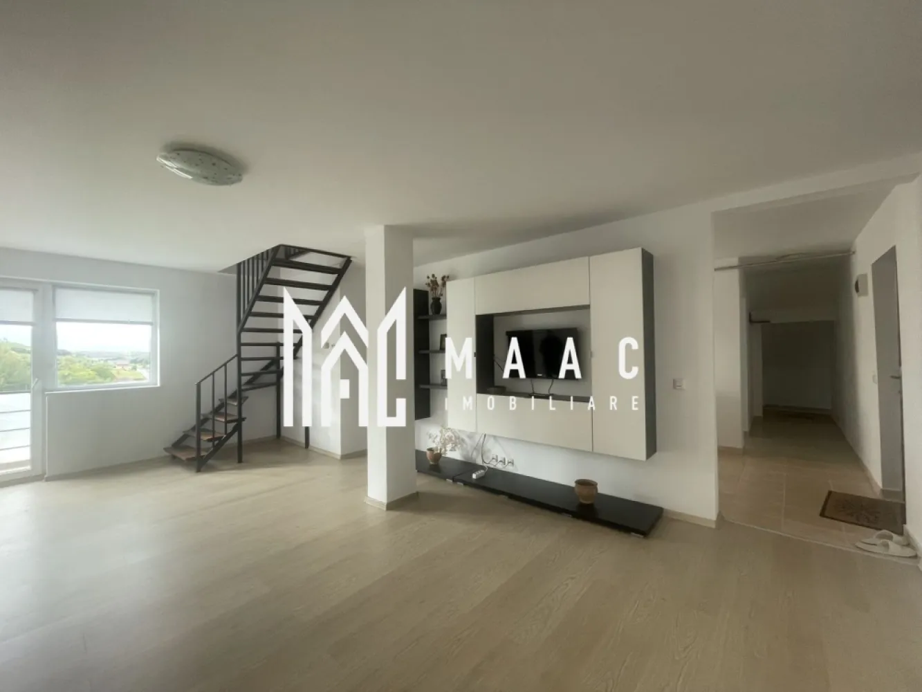 Apartament 3 camere | 115 MPU | Zona Tilișca - MAAC Imobiliare vă propune spre vânzare un apartament tip mansardă Intabulată, cu o suprafață utilă de 115 mp și balcon generos de 12 m lungime, situat într-o zonă liniștită din Sibiu, cu priveliște spectaculoasă spre munți și Parcul Belvedere.

Caracteristici principale:
Suprafață utilă: 115 mp

Balcon: 12 m, cu vedere panoramică spre zona montană

Orientare: deschidere către munți și zonă verde

Avantaje:
Locație liniștită, cu priveliște deosebită

Acces rapid către două artere auto principale (Vest și Sud)

Facilități educaționale: 
grădiniță în apropiere + o nouă investiție în curs de realizare anunțată de primărie

Parcare suficientă pentru întregul ansamblu rezidențial

Transport public:
stații de autobuz și alte mijloace de transport în imediata apropiere

Pentru mai multe detalii sau pentru a programa o vizionare, vă rugăm să ne contactați specificând codul de identificare al proprietății ID: CP2782334.
