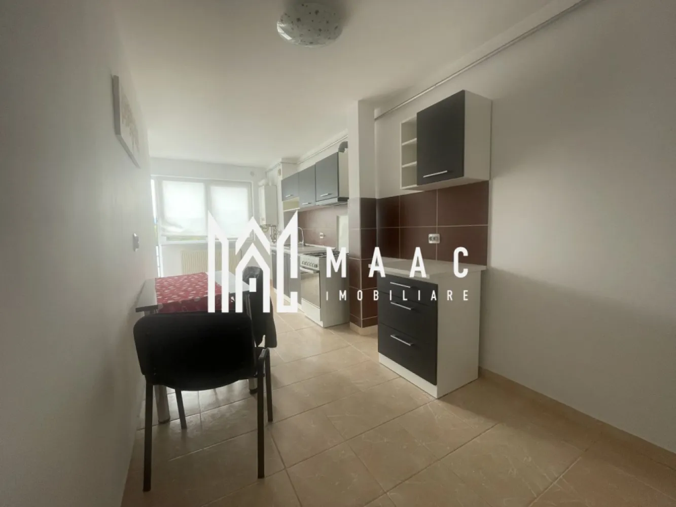 Apartament 3 camere | 115 MPU | Zona Tilișca - MAAC Imobiliare vă propune spre vânzare un apartament tip mansardă Intabulată, cu o suprafață utilă de 115 mp și balcon generos de 12 m lungime, situat într-o zonă liniștită din Sibiu, cu priveliște spectaculoasă spre munți și Parcul Belvedere.

Caracteristici principale:
Suprafață utilă: 115 mp

Balcon: 12 m, cu vedere panoramică spre zona montană

Orientare: deschidere către munți și zonă verde

Avantaje:
Locație liniștită, cu priveliște deosebită

Acces rapid către două artere auto principale (Vest și Sud)

Facilități educaționale: 
grădiniță în apropiere + o nouă investiție în curs de realizare anunțată de primărie

Parcare suficientă pentru întregul ansamblu rezidențial

Transport public:
stații de autobuz și alte mijloace de transport în imediata apropiere

Pentru mai multe detalii sau pentru a programa o vizionare, vă rugăm să ne contactați specificând codul de identificare al proprietății ID: CP2782334.