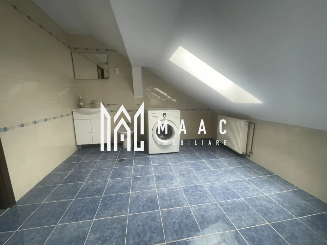 Apartament 3 camere | 115 MPU | Zona Tilișca - MAAC Imobiliare vă propune spre vânzare un apartament tip mansardă Intabulată, cu o suprafață utilă de 115 mp și balcon generos de 12 m lungime, situat într-o zonă liniștită din Sibiu, cu priveliște spectaculoasă spre munți și Parcul Belvedere.

Caracteristici principale:
Suprafață utilă: 115 mp

Balcon: 12 m, cu vedere panoramică spre zona montană

Orientare: deschidere către munți și zonă verde

Avantaje:
Locație liniștită, cu priveliște deosebită

Acces rapid către două artere auto principale (Vest și Sud)

Facilități educaționale: 
grădiniță în apropiere + o nouă investiție în curs de realizare anunțată de primărie

Parcare suficientă pentru întregul ansamblu rezidențial

Transport public:
stații de autobuz și alte mijloace de transport în imediata apropiere

Pentru mai multe detalii sau pentru a programa o vizionare, vă rugăm să ne contactați specificând codul de identificare al proprietății ID: CP2782334.