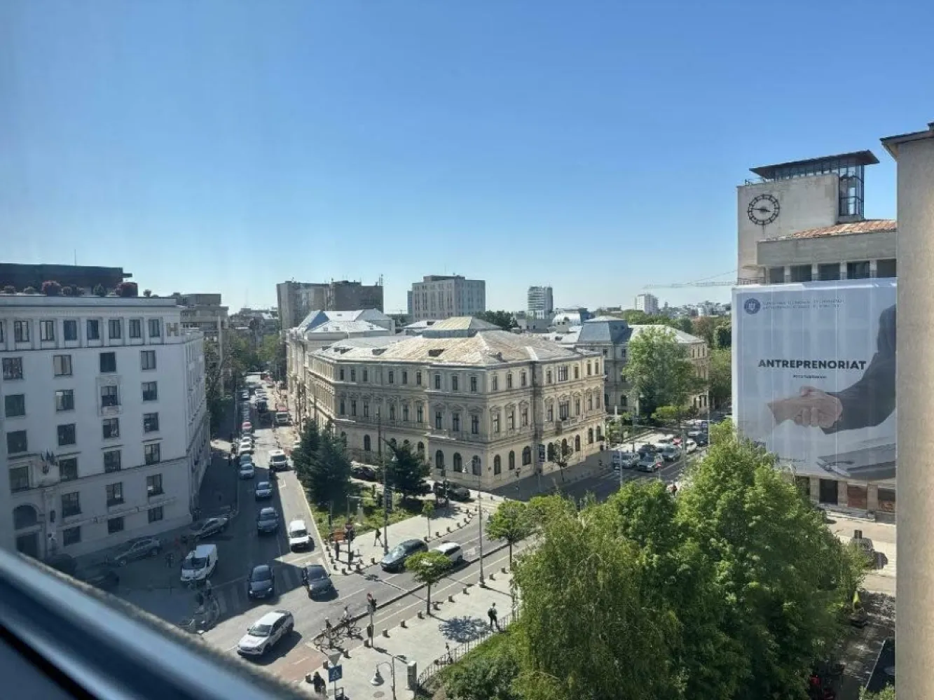 ap. 3 camere 2 bai 2 balcoane 2 scari 2 lifturi Calea Victoriei Biserica Amzei - Vând apartament în Calea Victoriei 136-140 (colţ cu strada Biserica Amzei, blocul Macul Roşu), cu 3 camere decomandate, 2 băi, 2 balcoane (unul închis cu vedere spre Ateneu şi unul deschis cu vedere spre Calea Victoriei). 
Apartamentul este perfect pentru Airbnb şi este mobilat, are centrală termică, aer conditionat, frigider, maşină de spălat, aragaz, microunde.
Blocul a fost construit în 1960 pentru directorii CFR si are un hol generos, 2 lifturi şi 2 scări. 
Blocul e încadrat la grad de risc seismic II, dar înainte să-l cumpărăm, un expert l-a verificat detaliat şi l-a declarat sigur. 

Preţ 179.000 euro negociabil sau 900 euro pe lună. 

Sebastian 
 (şi acest număr de mobil e de vânzare, zero sapte doi cinci o suta o suta). 

Apartamentul poate fi închiriat cu 900â‚Ź pe lună sau 100â‚Ź pe zi pe Airbnb 
sau poate fi renovat de lux şi închiriat cu 2000â‚Ź pe lună.