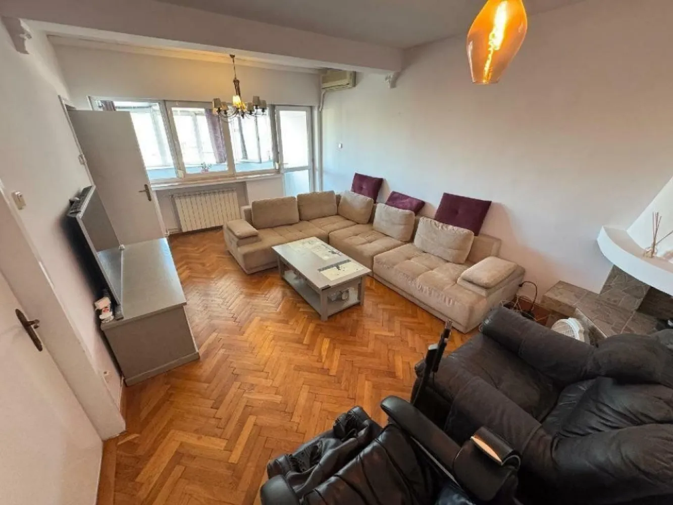 ap. 3 camere 2 bai 2 balcoane 2 scari 2 lifturi Calea Victoriei Biserica Amzei - Vând apartament în Calea Victoriei 136-140 (colţ cu strada Biserica Amzei, blocul Macul Roşu), cu 3 camere decomandate, 2 băi, 2 balcoane (unul închis cu vedere spre Ateneu şi unul deschis cu vedere spre Calea Victoriei). 
Apartamentul este perfect pentru Airbnb şi este mobilat, are centrală termică, aer conditionat, frigider, maşină de spălat, aragaz, microunde.
Blocul a fost construit în 1960 pentru directorii CFR si are un hol generos, 2 lifturi şi 2 scări. 
Blocul e încadrat la grad de risc seismic II, dar înainte să-l cumpărăm, un expert l-a verificat detaliat şi l-a declarat sigur. 

Preţ 179.000 euro negociabil sau 900 euro pe lună. 

Sebastian 
 (şi acest număr de mobil e de vânzare, zero sapte doi cinci o suta o suta). 

Apartamentul poate fi închiriat cu 900â‚Ź pe lună sau 100â‚Ź pe zi pe Airbnb 
sau poate fi renovat de lux şi închiriat cu 2000â‚Ź pe lună.