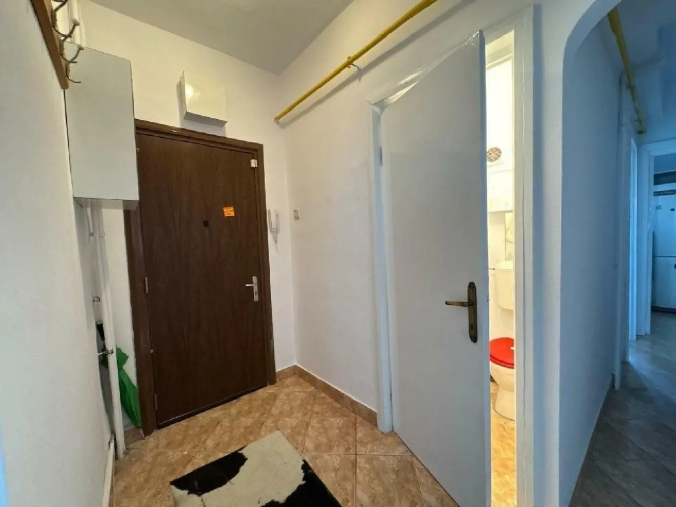 ap. 3 camere 2 bai 2 balcoane 2 scari 2 lifturi Calea Victoriei Biserica Amzei - Vând apartament în Calea Victoriei 136-140 (colţ cu strada Biserica Amzei, blocul Macul Roşu), cu 3 camere decomandate, 2 băi, 2 balcoane (unul închis cu vedere spre Ateneu şi unul deschis cu vedere spre Calea Victoriei). 
Apartamentul este perfect pentru Airbnb şi este mobilat, are centrală termică, aer conditionat, frigider, maşină de spălat, aragaz, microunde.
Blocul a fost construit în 1960 pentru directorii CFR si are un hol generos, 2 lifturi şi 2 scări. 
Blocul e încadrat la grad de risc seismic II, dar înainte să-l cumpărăm, un expert l-a verificat detaliat şi l-a declarat sigur. 

Preţ 179.000 euro negociabil sau 900 euro pe lună. 

Sebastian 
 (şi acest număr de mobil e de vânzare, zero sapte doi cinci o suta o suta). 

Apartamentul poate fi închiriat cu 900â‚Ź pe lună sau 100â‚Ź pe zi pe Airbnb 
sau poate fi renovat de lux şi închiriat cu 2000â‚Ź pe lună.
