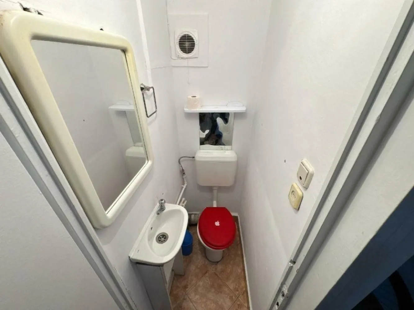 ap. 3 camere 2 bai 2 balcoane 2 scari 2 lifturi Calea Victoriei Biserica Amzei - Vând apartament în Calea Victoriei 136-140 (colţ cu strada Biserica Amzei, blocul Macul Roşu), cu 3 camere decomandate, 2 băi, 2 balcoane (unul închis cu vedere spre Ateneu şi unul deschis cu vedere spre Calea Victoriei). 
Apartamentul este perfect pentru Airbnb şi este mobilat, are centrală termică, aer conditionat, frigider, maşină de spălat, aragaz, microunde.
Blocul a fost construit în 1960 pentru directorii CFR si are un hol generos, 2 lifturi şi 2 scări. 
Blocul e încadrat la grad de risc seismic II, dar înainte să-l cumpărăm, un expert l-a verificat detaliat şi l-a declarat sigur. 

Preţ 179.000 euro negociabil sau 900 euro pe lună. 

Sebastian 
 (şi acest număr de mobil e de vânzare, zero sapte doi cinci o suta o suta). 

Apartamentul poate fi închiriat cu 900â‚Ź pe lună sau 100â‚Ź pe zi pe Airbnb 
sau poate fi renovat de lux şi închiriat cu 2000â‚Ź pe lună.