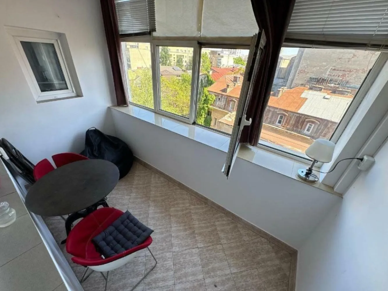 ap. 3 camere 2 bai 2 balcoane 2 scari 2 lifturi Calea Victoriei Biserica Amzei - Vând apartament în Calea Victoriei 136-140 (colţ cu strada Biserica Amzei, blocul Macul Roşu), cu 3 camere decomandate, 2 băi, 2 balcoane (unul închis cu vedere spre Ateneu şi unul deschis cu vedere spre Calea Victoriei). 
Apartamentul este perfect pentru Airbnb şi este mobilat, are centrală termică, aer conditionat, frigider, maşină de spălat, aragaz, microunde.
Blocul a fost construit în 1960 pentru directorii CFR si are un hol generos, 2 lifturi şi 2 scări. 
Blocul e încadrat la grad de risc seismic II, dar înainte să-l cumpărăm, un expert l-a verificat detaliat şi l-a declarat sigur. 

Preţ 179.000 euro negociabil sau 900 euro pe lună. 

Sebastian 
 (şi acest număr de mobil e de vânzare, zero sapte doi cinci o suta o suta). 

Apartamentul poate fi închiriat cu 900â‚Ź pe lună sau 100â‚Ź pe zi pe Airbnb 
sau poate fi renovat de lux şi închiriat cu 2000â‚Ź pe lună.