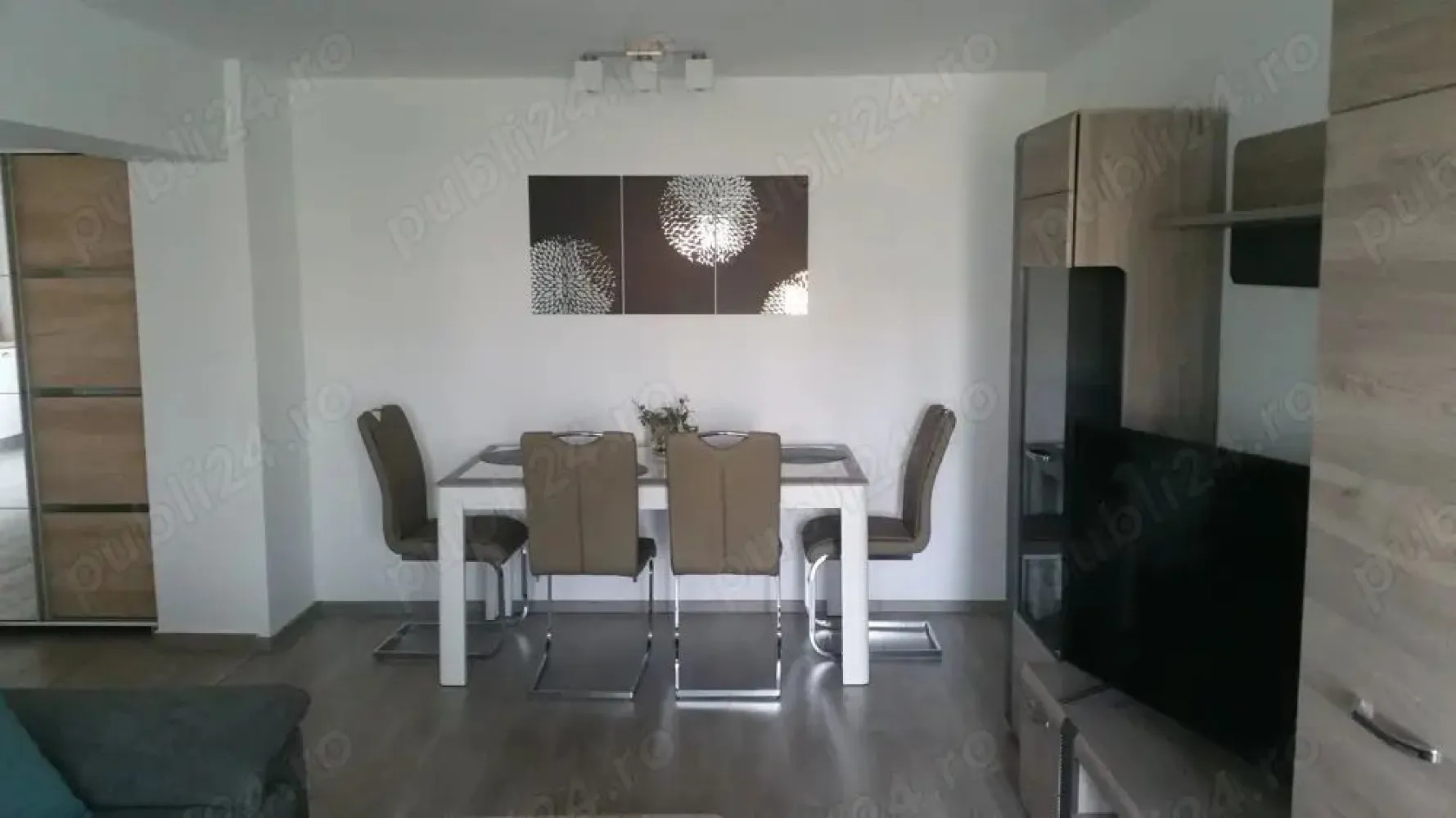 BRASADAS închiriază ap 2 cam 68mp 6/7 Splaiul Unirii. - Agenția imobiliara BRASADAS închiriază apartament cu 2 camere, decomandat, etaj 6 din 7. 
Suprafata utila 68 mp, 3 balcoane (inchise cu termopan), vedere excelenta spre Biblioteca Nationala - Dambovita.
Apartamentul este renovat, mobilat modern si utilat complet. Centrala termica proprie, aer conditionat in camere, open space.
Poze reale, oricand se poate viziona, inchiriere imediata.