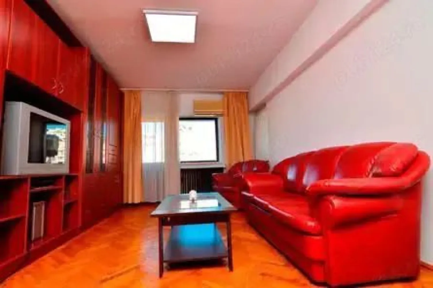 BRASADAS inchiriaza ap 2 cam etaj 4/8 Bd Unirii Zepter. - Agentia Imobiliara BRASADAS inchiriaza APARTAMENT 2 CAMERE BULEVARDUL UNIRII ZEPTER.

Zona Unrii este parte integrata a sectoarelor 3,4 si 5. Va invitam sa descoperiti aceasta deosebita zona, care cuprinde cu siguranta toate nevoile.

Localizare: Apartamentul de inchiriat este localizat in Zona Unirii, pe Bulevardul Unirii, in imobil cu acces stradal si vedere stradala, in imediata apropiere a Tribunalului Bucuresti.

Etaj: Apartamentul este pozitionat la etajul 4 din 8.

Compartimentare si componenta: Apartamentul, ca si compartimentare este decomandat si contine: 1 dormitor, 1 living, 1 bucatarie inchisa, 1 grup sanitar, 3 balcoane.

Apartamentul se inchiriaza mobilat si utilat.

Suprafete: Suprafata Total Construita a apartamentului este de 85 mp, Suprafata Utila este de 60 de mp, iar adaugand si suprafata balcoanelor de care dispune apartamentul se ajunge la o Suprafata Utila Totala de 68 mp.

Constructia este finalizata in anul 1997, pe structura monolit, stalpi si grinzi din beton. Compartimentarile interioare sunt facute din BCA, izoland astfel foarte bine termic si fonic locuinta. Numeroasele locuri de joaca pentru copii, institutiile bancare, centrele comerciale, institutiile de invatamant si mijloacele de transport, fac din zona Unirii una dintre cele mai cautate zone din Capitala, ravnita chiar si de cei mai pretentiosi cumparatori si chiriasi.

Daca se doreste ca aceast apartament situat in zona Unirii, pe Bulevardul Unirii, sa devina locuinta sau spatiu de birouri, zona acopera toate nevoile. Ca utilitati, zona Unirii dispune de toate tipurile de retele: apa, gaze, canalizare, internet, cablu si de o infrastructura sociala completa.

Vecinatati: Magazine, piata, gradinite, scoli, STB, metrou, parcuri, drum urban, hoteluri, baruri, pub-uri, restaurante, Piata Alba Iulia, Hotel Double Tree by Hilton, Tribunalul Bucuresti, Esplanada, Piata Unirii, Metrou Piata Unirii, Piata Alba Iulia, Palatul Parlamentului, Piata Constitutiei, Bulevardul Unirii.

Acte: Apartamentul detine carte funciara, numar cadastral, certificat energetic.

Incalzire: Imobilul dispune de incalzire centralizata C.M.T.E.B.

Strazile amenajate permit o plimbare lunga si linistita, unde puteti gasi si spatii verzi bine amenajate dar si mici parculete in apropierea imobilului.

Vederea din apartament este stradala, iar accesul este stradal.

Apartamentul, ca si nivel de finisaje dispune de: parchet, gresie, faianta, usi interioare din lemn, geamuri termopan, usa de intrare din metal, instalatii electrice si sanitare noi, aer conditionat. Orientarea cardinal este pe NORD si EST, beneficiind astfel de lumina naturala a soarelui in a doua parte a zilei.