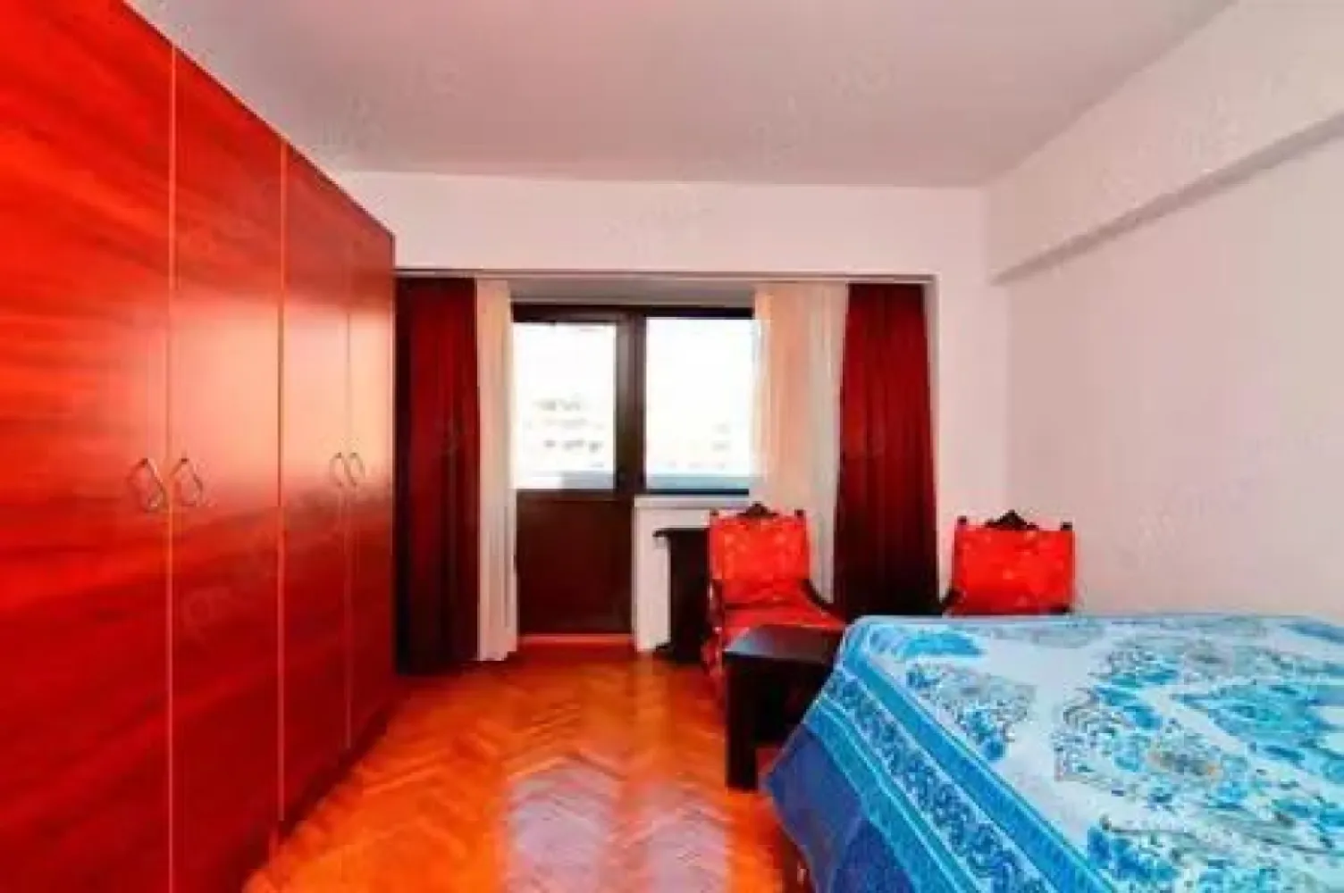 BRASADAS inchiriaza ap 2 cam etaj 4/8 Bd Unirii Zepter. - Agentia Imobiliara BRASADAS inchiriaza APARTAMENT 2 CAMERE BULEVARDUL UNIRII ZEPTER.

Zona Unrii este parte integrata a sectoarelor 3,4 si 5. Va invitam sa descoperiti aceasta deosebita zona, care cuprinde cu siguranta toate nevoile.

Localizare: Apartamentul de inchiriat este localizat in Zona Unirii, pe Bulevardul Unirii, in imobil cu acces stradal si vedere stradala, in imediata apropiere a Tribunalului Bucuresti.

Etaj: Apartamentul este pozitionat la etajul 4 din 8.

Compartimentare si componenta: Apartamentul, ca si compartimentare este decomandat si contine: 1 dormitor, 1 living, 1 bucatarie inchisa, 1 grup sanitar, 3 balcoane.

Apartamentul se inchiriaza mobilat si utilat.

Suprafete: Suprafata Total Construita a apartamentului este de 85 mp, Suprafata Utila este de 60 de mp, iar adaugand si suprafata balcoanelor de care dispune apartamentul se ajunge la o Suprafata Utila Totala de 68 mp.

Constructia este finalizata in anul 1997, pe structura monolit, stalpi si grinzi din beton. Compartimentarile interioare sunt facute din BCA, izoland astfel foarte bine termic si fonic locuinta. Numeroasele locuri de joaca pentru copii, institutiile bancare, centrele comerciale, institutiile de invatamant si mijloacele de transport, fac din zona Unirii una dintre cele mai cautate zone din Capitala, ravnita chiar si de cei mai pretentiosi cumparatori si chiriasi.

Daca se doreste ca aceast apartament situat in zona Unirii, pe Bulevardul Unirii, sa devina locuinta sau spatiu de birouri, zona acopera toate nevoile. Ca utilitati, zona Unirii dispune de toate tipurile de retele: apa, gaze, canalizare, internet, cablu si de o infrastructura sociala completa.

Vecinatati: Magazine, piata, gradinite, scoli, STB, metrou, parcuri, drum urban, hoteluri, baruri, pub-uri, restaurante, Piata Alba Iulia, Hotel Double Tree by Hilton, Tribunalul Bucuresti, Esplanada, Piata Unirii, Metrou Piata Unirii, Piata Alba Iulia, Palatul Parlamentului, Piata Constitutiei, Bulevardul Unirii.

Acte: Apartamentul detine carte funciara, numar cadastral, certificat energetic.

Incalzire: Imobilul dispune de incalzire centralizata C.M.T.E.B.

Strazile amenajate permit o plimbare lunga si linistita, unde puteti gasi si spatii verzi bine amenajate dar si mici parculete in apropierea imobilului.

Vederea din apartament este stradala, iar accesul este stradal.

Apartamentul, ca si nivel de finisaje dispune de: parchet, gresie, faianta, usi interioare din lemn, geamuri termopan, usa de intrare din metal, instalatii electrice si sanitare noi, aer conditionat. Orientarea cardinal este pe NORD si EST, beneficiind astfel de lumina naturala a soarelui in a doua parte a zilei.