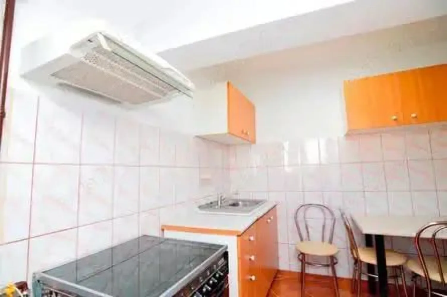 BRASADAS inchiriaza ap 2 cam etaj 4/8 Bd Unirii Zepter. - Agentia Imobiliara BRASADAS inchiriaza APARTAMENT 2 CAMERE BULEVARDUL UNIRII ZEPTER.

Zona Unrii este parte integrata a sectoarelor 3,4 si 5. Va invitam sa descoperiti aceasta deosebita zona, care cuprinde cu siguranta toate nevoile.

Localizare: Apartamentul de inchiriat este localizat in Zona Unirii, pe Bulevardul Unirii, in imobil cu acces stradal si vedere stradala, in imediata apropiere a Tribunalului Bucuresti.

Etaj: Apartamentul este pozitionat la etajul 4 din 8.

Compartimentare si componenta: Apartamentul, ca si compartimentare este decomandat si contine: 1 dormitor, 1 living, 1 bucatarie inchisa, 1 grup sanitar, 3 balcoane.

Apartamentul se inchiriaza mobilat si utilat.

Suprafete: Suprafata Total Construita a apartamentului este de 85 mp, Suprafata Utila este de 60 de mp, iar adaugand si suprafata balcoanelor de care dispune apartamentul se ajunge la o Suprafata Utila Totala de 68 mp.

Constructia este finalizata in anul 1997, pe structura monolit, stalpi si grinzi din beton. Compartimentarile interioare sunt facute din BCA, izoland astfel foarte bine termic si fonic locuinta. Numeroasele locuri de joaca pentru copii, institutiile bancare, centrele comerciale, institutiile de invatamant si mijloacele de transport, fac din zona Unirii una dintre cele mai cautate zone din Capitala, ravnita chiar si de cei mai pretentiosi cumparatori si chiriasi.

Daca se doreste ca aceast apartament situat in zona Unirii, pe Bulevardul Unirii, sa devina locuinta sau spatiu de birouri, zona acopera toate nevoile. Ca utilitati, zona Unirii dispune de toate tipurile de retele: apa, gaze, canalizare, internet, cablu si de o infrastructura sociala completa.

Vecinatati: Magazine, piata, gradinite, scoli, STB, metrou, parcuri, drum urban, hoteluri, baruri, pub-uri, restaurante, Piata Alba Iulia, Hotel Double Tree by Hilton, Tribunalul Bucuresti, Esplanada, Piata Unirii, Metrou Piata Unirii, Piata Alba Iulia, Palatul Parlamentului, Piata Constitutiei, Bulevardul Unirii.

Acte: Apartamentul detine carte funciara, numar cadastral, certificat energetic.

Incalzire: Imobilul dispune de incalzire centralizata C.M.T.E.B.

Strazile amenajate permit o plimbare lunga si linistita, unde puteti gasi si spatii verzi bine amenajate dar si mici parculete in apropierea imobilului.

Vederea din apartament este stradala, iar accesul este stradal.

Apartamentul, ca si nivel de finisaje dispune de: parchet, gresie, faianta, usi interioare din lemn, geamuri termopan, usa de intrare din metal, instalatii electrice si sanitare noi, aer conditionat. Orientarea cardinal este pe NORD si EST, beneficiind astfel de lumina naturala a soarelui in a doua parte a zilei.