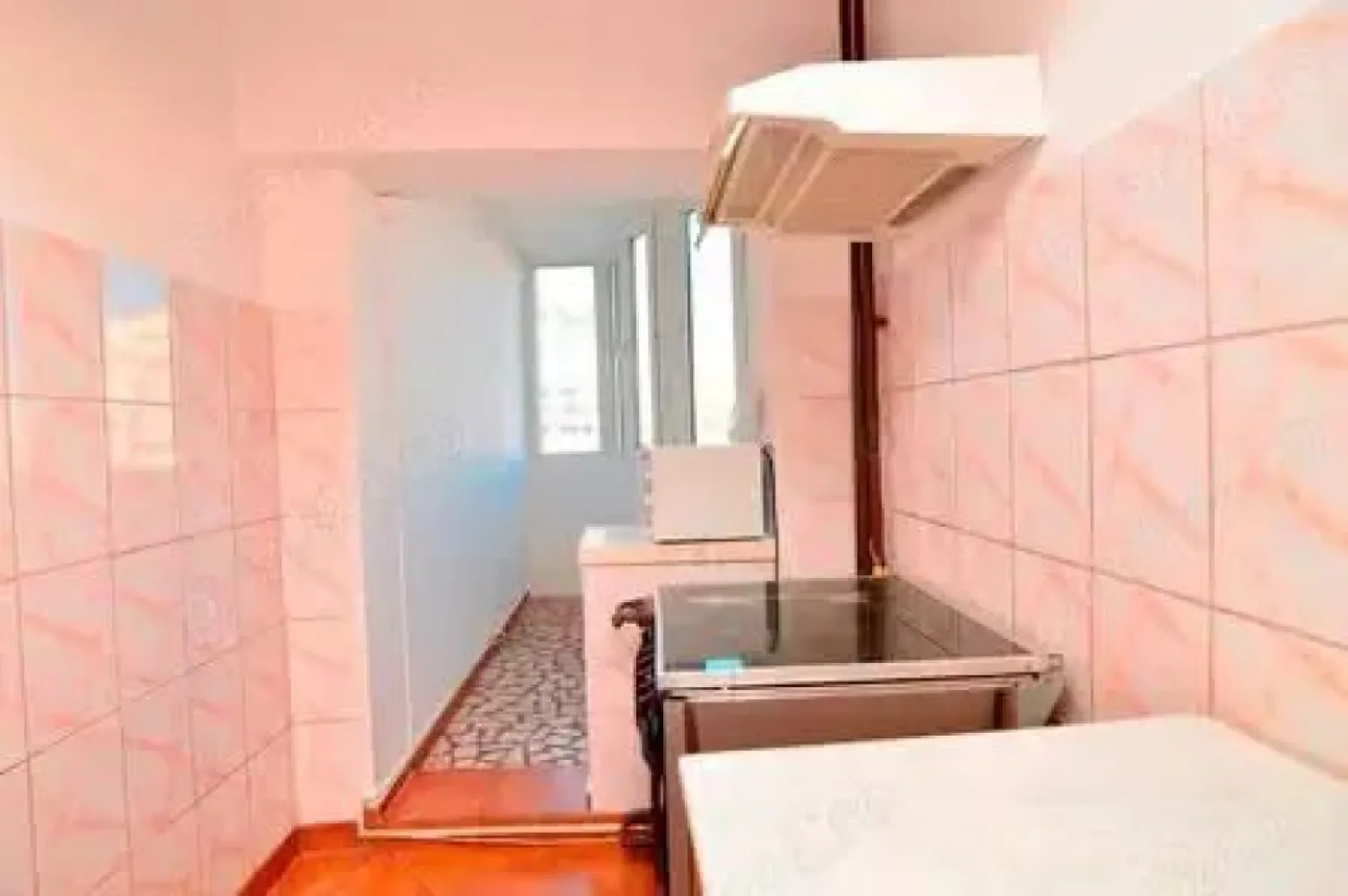 BRASADAS inchiriaza ap 2 cam etaj 4/8 Bd Unirii Zepter. - Agentia Imobiliara BRASADAS inchiriaza APARTAMENT 2 CAMERE BULEVARDUL UNIRII ZEPTER.

Zona Unrii este parte integrata a sectoarelor 3,4 si 5. Va invitam sa descoperiti aceasta deosebita zona, care cuprinde cu siguranta toate nevoile.

Localizare: Apartamentul de inchiriat este localizat in Zona Unirii, pe Bulevardul Unirii, in imobil cu acces stradal si vedere stradala, in imediata apropiere a Tribunalului Bucuresti.

Etaj: Apartamentul este pozitionat la etajul 4 din 8.

Compartimentare si componenta: Apartamentul, ca si compartimentare este decomandat si contine: 1 dormitor, 1 living, 1 bucatarie inchisa, 1 grup sanitar, 3 balcoane.

Apartamentul se inchiriaza mobilat si utilat.

Suprafete: Suprafata Total Construita a apartamentului este de 85 mp, Suprafata Utila este de 60 de mp, iar adaugand si suprafata balcoanelor de care dispune apartamentul se ajunge la o Suprafata Utila Totala de 68 mp.

Constructia este finalizata in anul 1997, pe structura monolit, stalpi si grinzi din beton. Compartimentarile interioare sunt facute din BCA, izoland astfel foarte bine termic si fonic locuinta. Numeroasele locuri de joaca pentru copii, institutiile bancare, centrele comerciale, institutiile de invatamant si mijloacele de transport, fac din zona Unirii una dintre cele mai cautate zone din Capitala, ravnita chiar si de cei mai pretentiosi cumparatori si chiriasi.

Daca se doreste ca aceast apartament situat in zona Unirii, pe Bulevardul Unirii, sa devina locuinta sau spatiu de birouri, zona acopera toate nevoile. Ca utilitati, zona Unirii dispune de toate tipurile de retele: apa, gaze, canalizare, internet, cablu si de o infrastructura sociala completa.

Vecinatati: Magazine, piata, gradinite, scoli, STB, metrou, parcuri, drum urban, hoteluri, baruri, pub-uri, restaurante, Piata Alba Iulia, Hotel Double Tree by Hilton, Tribunalul Bucuresti, Esplanada, Piata Unirii, Metrou Piata Unirii, Piata Alba Iulia, Palatul Parlamentului, Piata Constitutiei, Bulevardul Unirii.

Acte: Apartamentul detine carte funciara, numar cadastral, certificat energetic.

Incalzire: Imobilul dispune de incalzire centralizata C.M.T.E.B.

Strazile amenajate permit o plimbare lunga si linistita, unde puteti gasi si spatii verzi bine amenajate dar si mici parculete in apropierea imobilului.

Vederea din apartament este stradala, iar accesul este stradal.

Apartamentul, ca si nivel de finisaje dispune de: parchet, gresie, faianta, usi interioare din lemn, geamuri termopan, usa de intrare din metal, instalatii electrice si sanitare noi, aer conditionat. Orientarea cardinal este pe NORD si EST, beneficiind astfel de lumina naturala a soarelui in a doua parte a zilei.