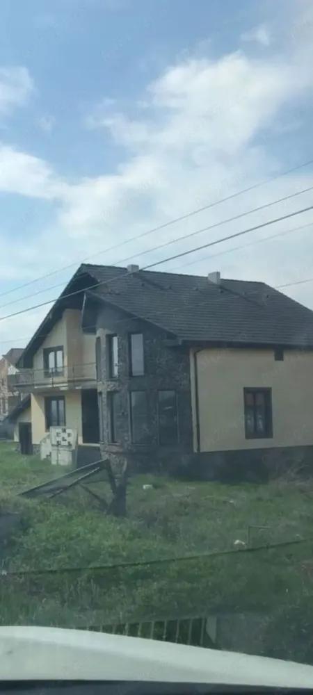Casa de vantare - Pret 250.000 (Teren 15 Ari) - Va oferim o casa, cu un regim de inaltime S+P+E situata la iesirea din Satu Mare inspre Vetis. Aceasta locuinta impresionanta se intinde pe o suprafata de 340 metri patrati, amplasata pe un teren generos de 1.500 metri patrati cu un front stradal generos de 30 de metri patrati.
Imobilul este conceput pe trei niveluri, oferind o distributie spatiala bine gandita.
La subsolul cladiri veti gasi o camera care a fost gandita pentru depozitarea ustensilelor folosite pentru gradinarit deoarece aceasta camera se poate accesa si prin intrarea posterioara a casei dinspre gradina, unde veti cobora niste trepte pana la subsolul casei, unde se mai gasesesc un living rustic spatios si o camera generosa.
La parter veti gasi un studio, o baie de serviciu, un living luminos de 40 de metri patrati,
Bucataria spatioasa este amenajata intelligent cu o cămara, in apripierea bucatariei veti gasi sala de mese creand un spatiu perfect pentru a va bucura de mese in familie sau cu prietenii apropiati, din bucatarie si sala de mese se poate accesa o terasa de 40 de metri.
La etajul superior se gaseste un dormitor spatios prevazut cu dresing, baia proprie si un balcon generos.
La etajul superior se mai gasesc 3 dormitoare si o baie.
Aceasta proprietate dispune de toate facilitatile necesare pentru un stil de viata modern si confortabil.