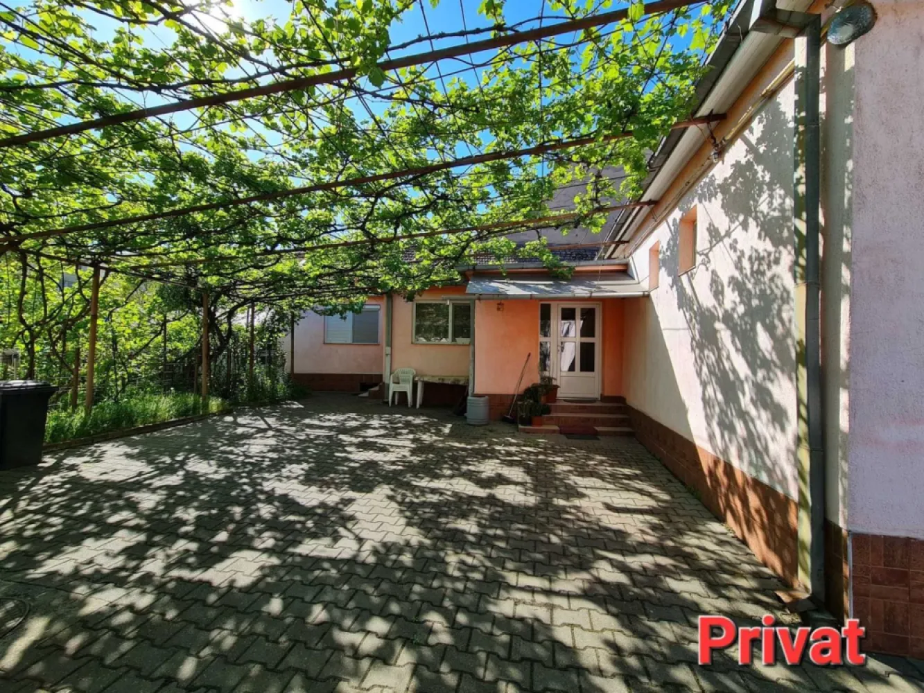 Casă cu grădină str.Anton Pann/486mp/3 front/spațiu com./155.000€neg. - De vânzare casă cu suprafața desfășurată 186 mp,teren~ 5 ari, zona 14 Mai. Imobilul este compus din: 4 cam.,2 bucătării,2 băi, beci,3 garaje.
Și cu spațiu comercial destinat pentru afaceri,cu acces la stradă.

În zona apropiata,la 50-100m,se află magazine,farmacie,cabinete medicale,stație de autobuz.
Casa dispune de toate utilitățile și se află într-o zonă cu potențial de dezvoltare/investiție.
