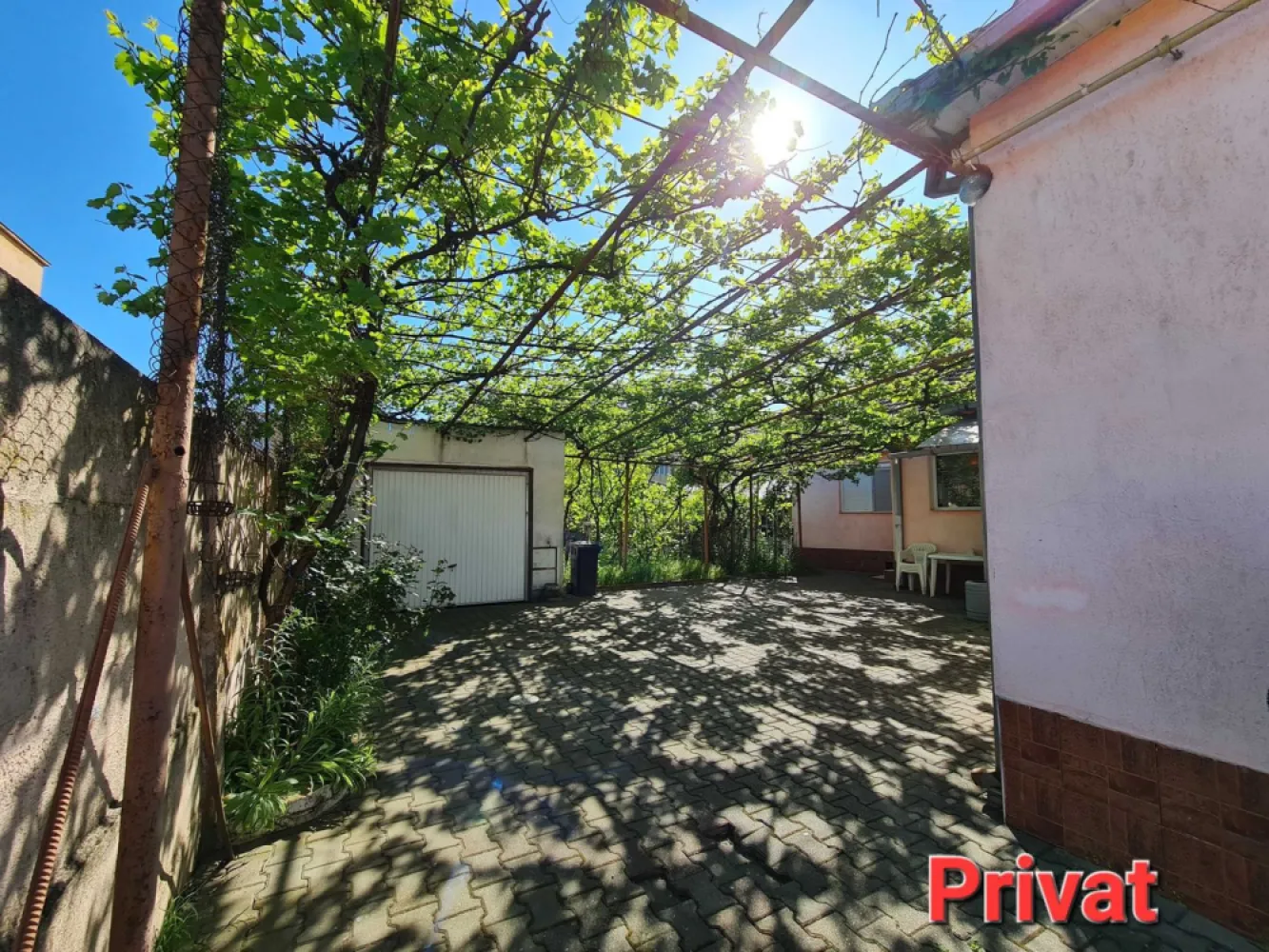 Casă cu grădină str.Anton Pann/486mp/3 front/spațiu com./155.000€neg. - De vânzare casă cu suprafața desfășurată 186 mp,teren~ 5 ari, zona 14 Mai. Imobilul este compus din: 4 cam.,2 bucătării,2 băi, beci,3 garaje.
Și cu spațiu comercial destinat pentru afaceri,cu acces la stradă.

În zona apropiata,la 50-100m,se află magazine,farmacie,cabinete medicale,stație de autobuz.
Casa dispune de toate utilitățile și se află într-o zonă cu potențial de dezvoltare/investiție.