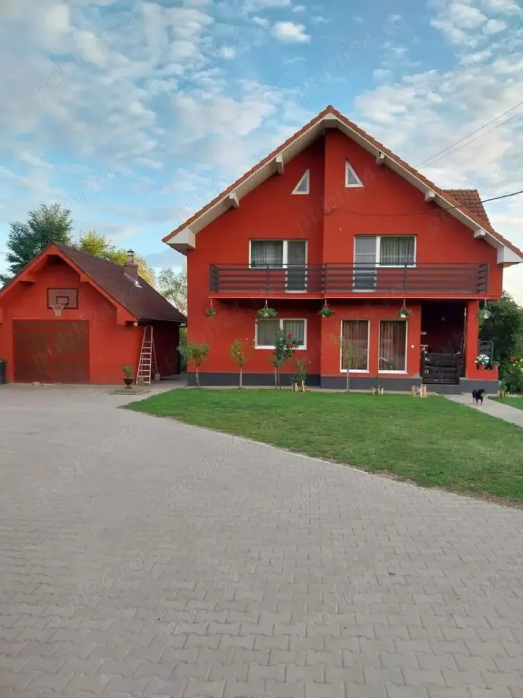 Vila la un superpret! - Vila compusă din p și e, 4 dormitoare, 2 bai, biblioteca, etc..., lac cu peste, livada, loc de încă o casa în curte, se vinde total mobilata și parțial utilata.. 
Casa se afla în localitatea ORASU NOU VII