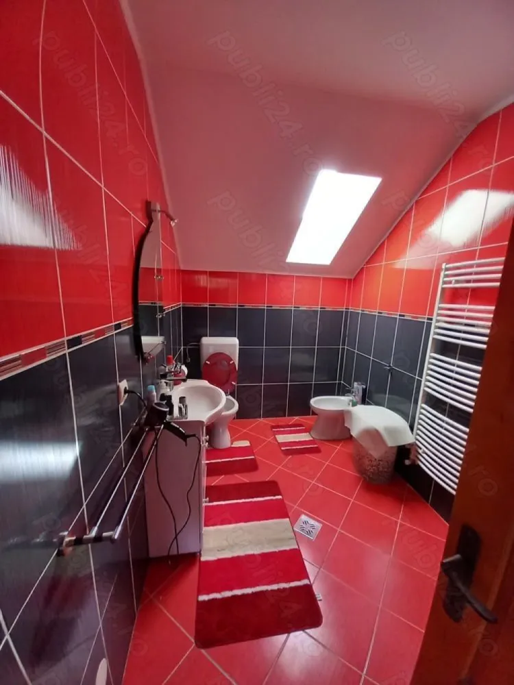 Vila la un superpret! - Vila compusă din p și e, 4 dormitoare, 2 bai, biblioteca, etc..., lac cu peste, livada, loc de încă o casa în curte, se vinde total mobilata și parțial utilata.. 
Casa se afla în localitatea ORASU NOU VII