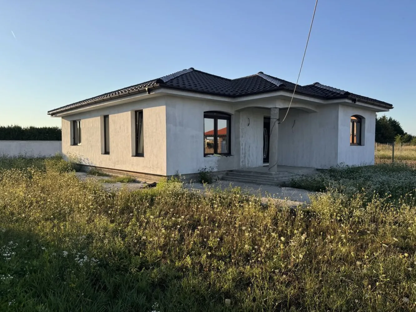 Casa semifinisata de vanzare Botiz - DIRECT PROPRIETAR!

Se vinde casa in Botiz, pe strada Vasile Anderco (principala cu Sirul Mare)

Utilități: amplasate la stradă, trebuie doar branșată

La cerere trimit și video/poze cu fundația înainte de a se turna betonul.
- teren 660mp (7 arii)
- apă, curent si gaz la stradă
- gard din beton cu fundatie de 80cm adancime si 45 latime, zidit in partea din față și spate
- gard pe lateral cu panouri zincate cu fundatie de beton de 80cm adancime si 45 lățime.
- Casa are 143mp, util 119mp si are urmatoarele: caramida CEMACOM, tigla CREATON BALANCE, planseu de beton de 15cm cu izolatie dedesubt, streșină de beton, izolatie din polistiren pe fațadă de 10cm, termopane Rehau 3 sticle la 4,2cm profil de 78cm, acoperisul este scandurit peste șarpantă, infoliat si tigla CREATON cu 50 ani garanție.
- Izolatie la exterior si la interior cu fire de curent trase si panou montat
Casa este compartimentata astfel:
- 3 dormitoare
- living mare
- bucatarie care se poate face si open space cu livingul daca se doreste
- 2 băi
- hol
- pod
Mai multe detalii se pot discuta la telefon.
Sunt direct proprietar si se poate viziona oricand!