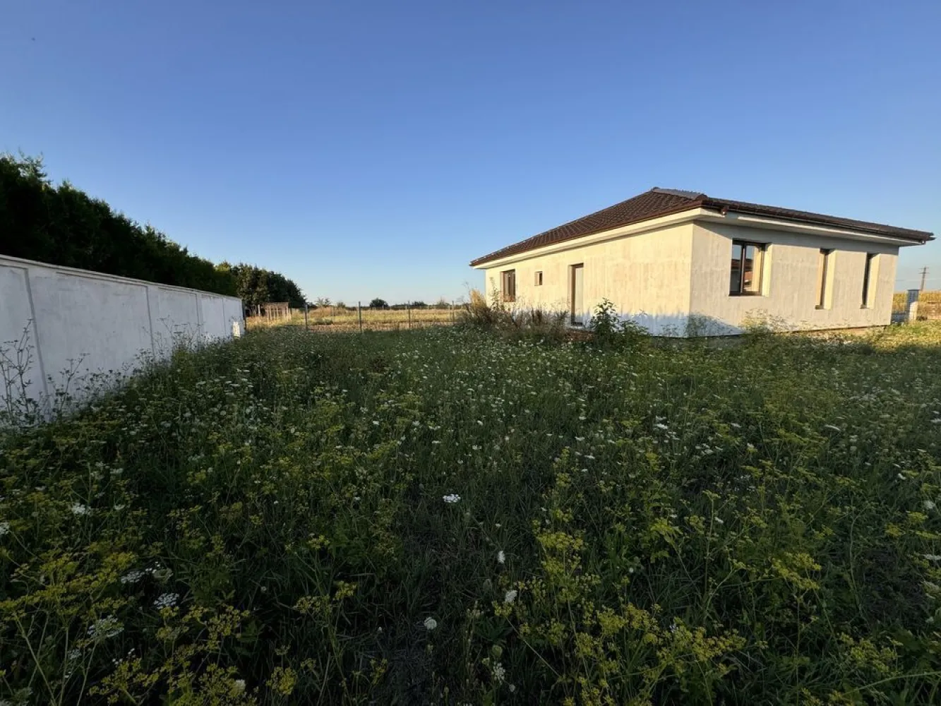 Casa semifinisata de vanzare Botiz - DIRECT PROPRIETAR!

Se vinde casa in Botiz, pe strada Vasile Anderco (principala cu Sirul Mare)

Utilități: amplasate la stradă, trebuie doar branșată

La cerere trimit și video/poze cu fundația înainte de a se turna betonul.
- teren 660mp (7 arii)
- apă, curent si gaz la stradă
- gard din beton cu fundatie de 80cm adancime si 45 latime, zidit in partea din față și spate
- gard pe lateral cu panouri zincate cu fundatie de beton de 80cm adancime si 45 lățime.
- Casa are 143mp, util 119mp si are urmatoarele: caramida CEMACOM, tigla CREATON BALANCE, planseu de beton de 15cm cu izolatie dedesubt, streșină de beton, izolatie din polistiren pe fațadă de 10cm, termopane Rehau 3 sticle la 4,2cm profil de 78cm, acoperisul este scandurit peste șarpantă, infoliat si tigla CREATON cu 50 ani garanție.
- Izolatie la exterior si la interior cu fire de curent trase si panou montat
Casa este compartimentata astfel:
- 3 dormitoare
- living mare
- bucatarie care se poate face si open space cu livingul daca se doreste
- 2 băi
- hol
- pod
Mai multe detalii se pot discuta la telefon.
Sunt direct proprietar si se poate viziona oricand!