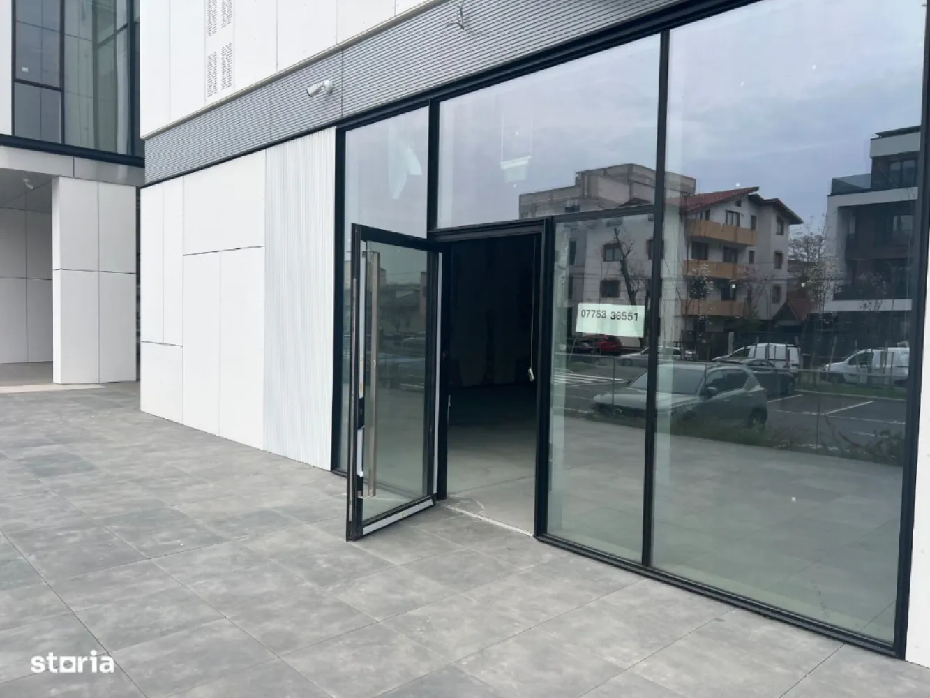 Spatiu comercial premium cu terasa One Cotroceni - 5600 plus TVA
Spatiu comercial premium cu loc de parcare in fata locatiei. Spatiul este proaspat finalizat, nu este amenajat. Terasa 27 mp Loc parcare 12 mp  Utilitati generale Senzor de fum si alarma incendiu Cortina de sticla, ferestre fixe, ferestre care se deschid, sprinklere, climatizare si centrala termica, aport de aer proaspat, prize date voce. Paza 24h CCTV