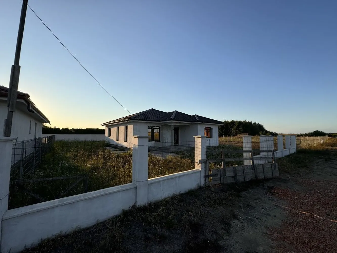 Casa semifinisata de vanzare Botiz - DIRECT PROPRIETAR!

Se vinde casa in Botiz, pe strada Vasile Anderco (principala cu Sirul Mare)

Utilități: amplasate la stradă, trebuie doar branșată

La cerere trimit și video/poze cu fundația înainte de a se turna betonul.
- teren 660mp (7 arii)
- apă, curent si gaz la stradă
- gard din beton cu fundatie de 80cm adancime si 45 latime, zidit in partea din față și spate
- gard pe lateral cu panouri zincate cu fundatie de beton de 80cm adancime si 45 lățime.
- Casa are 143mp, util 119mp si are urmatoarele: caramida CEMACOM, tigla CREATON BALANCE, planseu de beton de 15cm cu izolatie dedesubt, streșină de beton, izolatie din polistiren pe fațadă de 10cm, termopane Rehau 3 sticle la 4,2cm profil de 78cm, acoperisul este scandurit peste șarpantă, infoliat si tigla CREATON cu 50 ani garanție.
- Izolatie la exterior si la interior cu fire de curent trase si panou montat
Casa este compartimentata astfel:
- 3 dormitoare
- living mare
- bucatarie care se poate face si open space cu livingul daca se doreste
- 2 băi
- hol
- pod
Mai multe detalii se pot discuta la telefon.
Sunt direct proprietar si se poate viziona oricand!