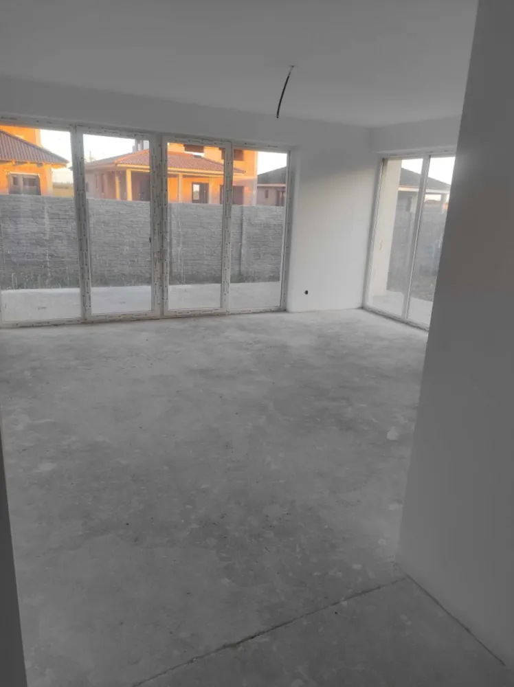 Casa pe partner de vanzare - Casa de vanzare 135m utili cu 2 Bai ,3 dormitoare,dressing,living,bucatarie cu spatiu de depozitare.casa racordata la utilitati:curent ,apa SI canalizare.incalzire in pardosea,zona in spate la sala de nunti melody de pe paulesti,10 min de mers pe Jos Pana in micro 17.ideal pentru o familie frumoasa.ptr.detali sunati la 07******93 Gheorghe