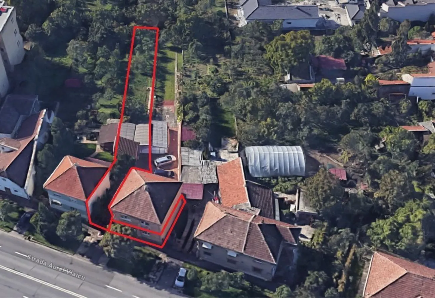 BRASADAS vinde casa 3 cam DUPLEX intrare separată. - Agenția imobiliara BRASADAS vinde casă la parterul unui imobil situat pe bulevardul Aurel Vlaicu. 
Suprafața utilă a casei este de 77 mp constând în 3 camere, un hol, o baie, o bucătărie, o cămară și un spațiu de depozitare.

Curtea este comună, la fel și grădina, dar partea de grădină este clar delimitată de cea a vecinului.

Casa are în curte și o bucătărie de vară și garaj. Suprafața totală a proprietății este de 253 mp.

 

Prețul este negociabil.

Proprietatea poate fi dată și în chirie. Chiria este de 500 euro pe lună + 2 luni de garanție (1000 euro).