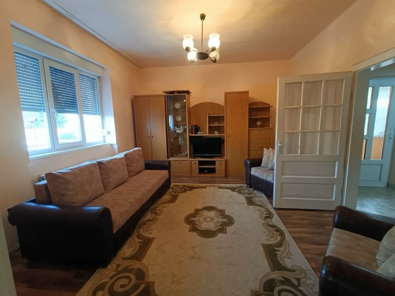 BRASADAS vinde casa 3 cam DUPLEX intrare separată. - Agenția imobiliara BRASADAS vinde casă la parterul unui imobil situat pe bulevardul Aurel Vlaicu. 
Suprafața utilă a casei este de 77 mp constând în 3 camere, un hol, o baie, o bucătărie, o cămară și un spațiu de depozitare.

Curtea este comună, la fel și grădina, dar partea de grădină este clar delimitată de cea a vecinului.

Casa are în curte și o bucătărie de vară și garaj. Suprafața totală a proprietății este de 253 mp.

 

Prețul este negociabil.

Proprietatea poate fi dată și în chirie. Chiria este de 500 euro pe lună + 2 luni de garanție (1000 euro).