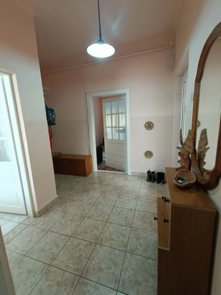 BRASADAS vinde casa 3 cam DUPLEX intrare separată. - Agenția imobiliara BRASADAS vinde casă la parterul unui imobil situat pe bulevardul Aurel Vlaicu. 
Suprafața utilă a casei este de 77 mp constând în 3 camere, un hol, o baie, o bucătărie, o cămară și un spațiu de depozitare.

Curtea este comună, la fel și grădina, dar partea de grădină este clar delimitată de cea a vecinului.

Casa are în curte și o bucătărie de vară și garaj. Suprafața totală a proprietății este de 253 mp.

 

Prețul este negociabil.

Proprietatea poate fi dată și în chirie. Chiria este de 500 euro pe lună + 2 luni de garanție (1000 euro).