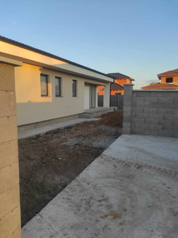 Casa pe partner de vanzare - Casa de vanzare 135m utili cu 2 Bai ,3 dormitoare,dressing,living,bucatarie cu spatiu de depozitare.casa racordata la utilitati:curent ,apa SI canalizare.incalzire in pardosea,zona in spate la sala de nunti melody de pe paulesti,10 min de mers pe Jos Pana in micro 17.ideal pentru o familie frumoasa.ptr.detali sunati la 07******93 Gheorghe