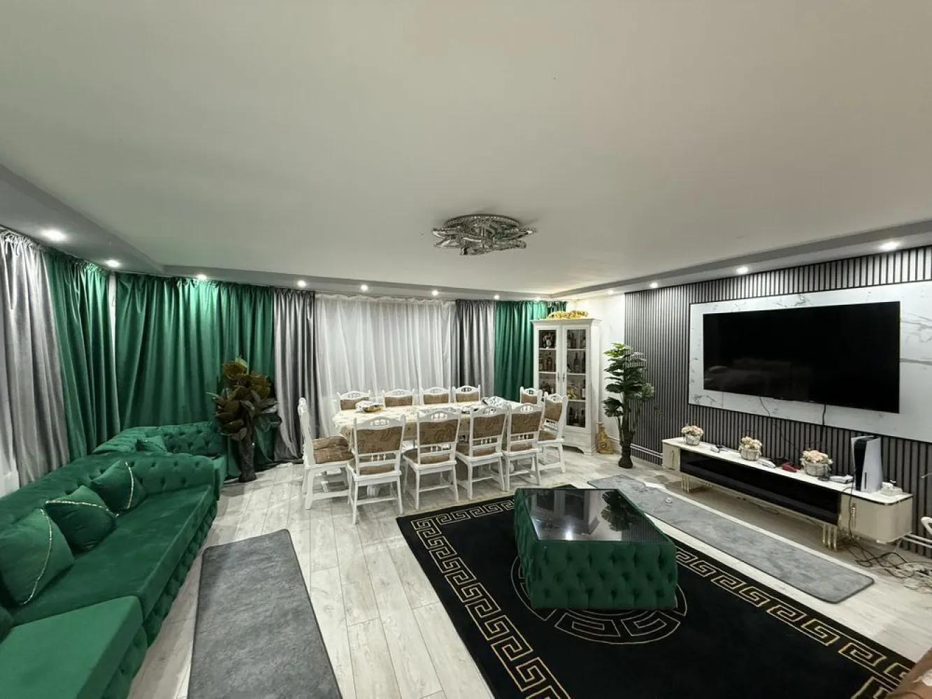 Casa de Vanzare lux imobilat - Vila de lux, in centrul localitatii Borlesti!
Constructie P+E+M moderna, in suparafata de 450 mp, compusa din:
- 5 camere, living open space cu bucataria, 2 bai, terasa, la fiecare nivel, finisata cu materiale de calitate. Terenul aferent proprietatii in suprafata de 44 ari, ofera o curte generoasa si primitoare, frumos amenajata, care transforma locatia intr-una de vis.
O zona usor accesibila, cca. 30 minute de Baia Mare, situata la strada principala, cu magazin aproape, scola, biserica.
Pret:135000euro, negociabil!!