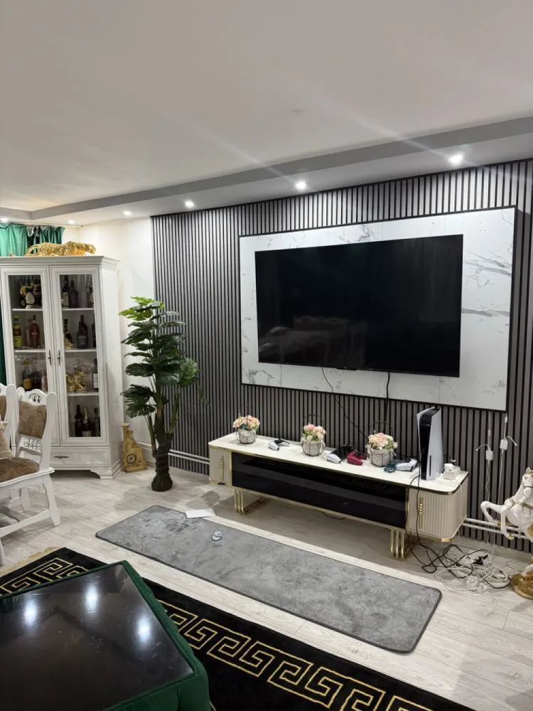 Casa de Vanzare lux imobilat - Vila de lux, in centrul localitatii Borlesti!
Constructie P+E+M moderna, in suparafata de 450 mp, compusa din:
- 5 camere, living open space cu bucataria, 2 bai, terasa, la fiecare nivel, finisata cu materiale de calitate. Terenul aferent proprietatii in suprafata de 44 ari, ofera o curte generoasa si primitoare, frumos amenajata, care transforma locatia intr-una de vis.
O zona usor accesibila, cca. 30 minute de Baia Mare, situata la strada principala, cu magazin aproape, scola, biserica.
Pret:135000euro, negociabil!!