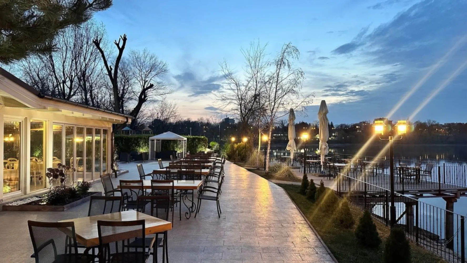 BRASADAS închiriază spatiu comercial zona Floreasca. - Agenția imobiliara BRASADAS închiriază spatiu comercial renovat recent, utilat pentru restaurant, cu terasa si parcare, situat pe malul lacului Floreasca. Utilizabil si pentru alte activitati mediale, comerciale etc. 
Www.brasadas.com.