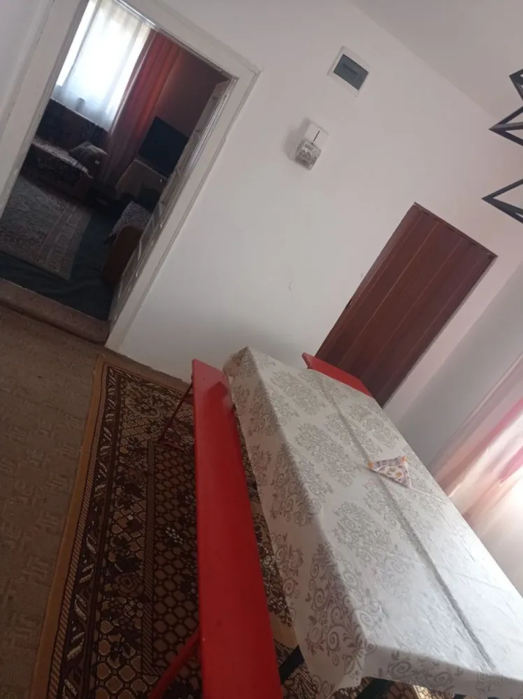 Casă de vânzare în Vetis - Agenția imobiliara BRASADAS vinde casă, cu curte în Vetis pe strada Principală 
3 camere, hol, bucătărie, beci plus anexe