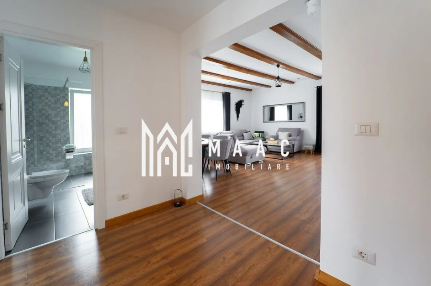 Casa individuala moderna pe un nivel | 645 MP | Cristian - MAAC Imobiliare vă propune spre vânzare o casă individuală, pe un singur nivel, amplasată în localitatea Cristian, într-o zonă liniștită, cu acces rapid către oraș și infrastructură completă (drum asfaltat, utilități integral racordate).

Detalii generale:
Suprafață utilă: 133 mp
Suprafață teren: 645 mp
Teren liber: aproximativ 400 mp
Construcție pe un singur nivel, cu pod mansardabil și pivniță

Compartimentare interioară:
Living de 29 mp, spațios și luminos, cu ferestre ample și ieșire directă pe terasa acoperită
Bucătărie închisă de 12,8 mp, cu lumină naturală din două direcții și acces către balconul deschis de 4,6 mp
Două dormitoare, dintre care unul matrimonial cu baie proprie
A doua baie pe hol, de 6,1 mp
Hol de 15,5 mp, care oferă fluiditate și separare inteligentă a zonelor
Terasă acoperită de 23,2 mp

Spații auxiliare și funcționale:
Pivniță compartimentată în două încăperi, de 22,8 mp și 8,4 mp
Carport acoperit de 41 mp, spațiu de parcare protejat pentru două mașini
Pod mansardabil, oferind posibilitatea de extindere sau depozitare suplimentară

Dotări și finisaje:
Proprietatea se vinde complet mobilată și utilată, cu electrocasnice 
Sistem video de supraveghere
Toate actele și documentația sunt pregătite pentru tranzacție

Pentru mai multe detalii precizati telefonic ca ati vazut anuntul cu ID: CP2781990