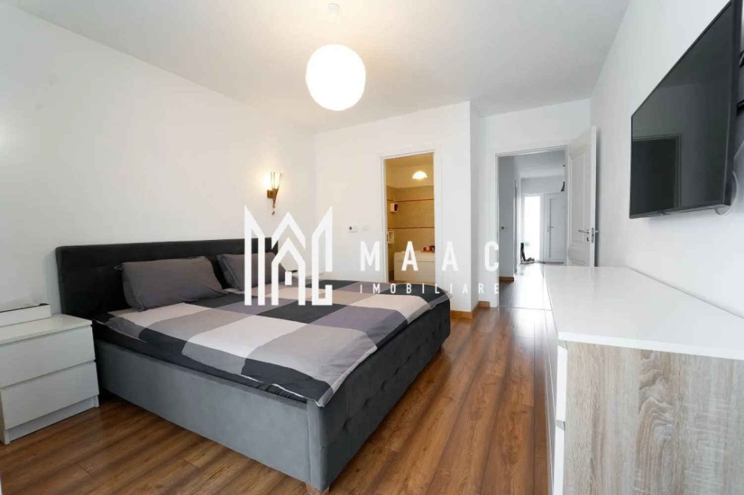 Casa individuala moderna pe un nivel | 645 MP | Cristian - MAAC Imobiliare vă propune spre vânzare o casă individuală, pe un singur nivel, amplasată în localitatea Cristian, într-o zonă liniștită, cu acces rapid către oraș și infrastructură completă (drum asfaltat, utilități integral racordate).

Detalii generale:
Suprafață utilă: 133 mp
Suprafață teren: 645 mp
Teren liber: aproximativ 400 mp
Construcție pe un singur nivel, cu pod mansardabil și pivniță

Compartimentare interioară:
Living de 29 mp, spațios și luminos, cu ferestre ample și ieșire directă pe terasa acoperită
Bucătărie închisă de 12,8 mp, cu lumină naturală din două direcții și acces către balconul deschis de 4,6 mp
Două dormitoare, dintre care unul matrimonial cu baie proprie
A doua baie pe hol, de 6,1 mp
Hol de 15,5 mp, care oferă fluiditate și separare inteligentă a zonelor
Terasă acoperită de 23,2 mp

Spații auxiliare și funcționale:
Pivniță compartimentată în două încăperi, de 22,8 mp și 8,4 mp
Carport acoperit de 41 mp, spațiu de parcare protejat pentru două mașini
Pod mansardabil, oferind posibilitatea de extindere sau depozitare suplimentară

Dotări și finisaje:
Proprietatea se vinde complet mobilată și utilată, cu electrocasnice 
Sistem video de supraveghere
Toate actele și documentația sunt pregătite pentru tranzacție

Pentru mai multe detalii precizati telefonic ca ati vazut anuntul cu ID: CP2781990