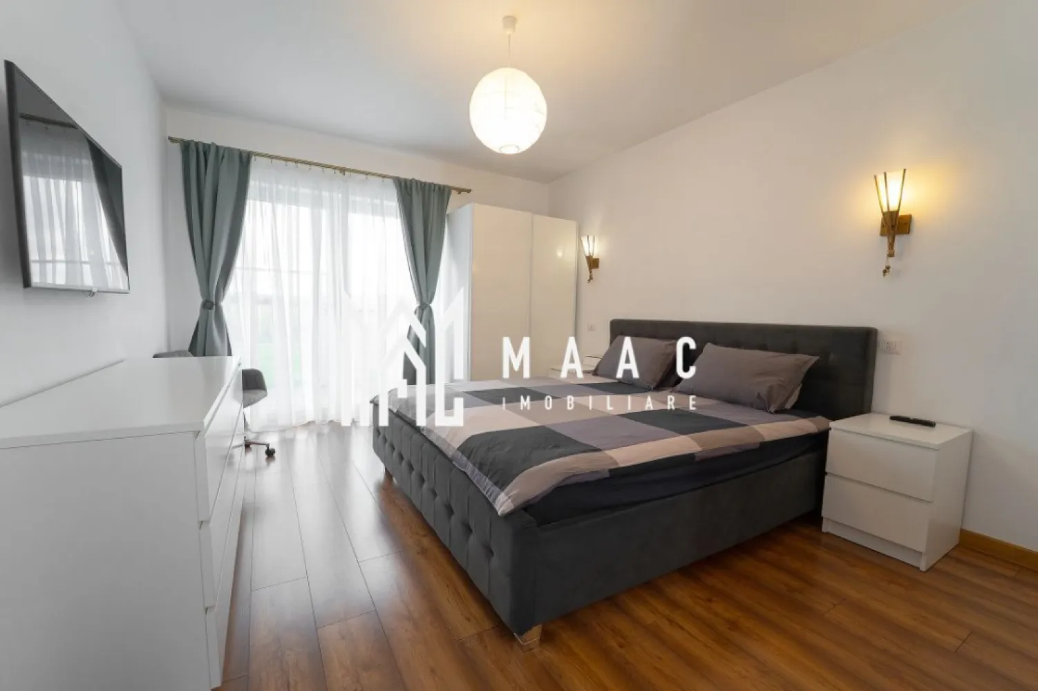 Casa individuala moderna pe un nivel | 645 MP | Cristian - MAAC Imobiliare vă propune spre vânzare o casă individuală, pe un singur nivel, amplasată în localitatea Cristian, într-o zonă liniștită, cu acces rapid către oraș și infrastructură completă (drum asfaltat, utilități integral racordate).

Detalii generale:
Suprafață utilă: 133 mp
Suprafață teren: 645 mp
Teren liber: aproximativ 400 mp
Construcție pe un singur nivel, cu pod mansardabil și pivniță

Compartimentare interioară:
Living de 29 mp, spațios și luminos, cu ferestre ample și ieșire directă pe terasa acoperită
Bucătărie închisă de 12,8 mp, cu lumină naturală din două direcții și acces către balconul deschis de 4,6 mp
Două dormitoare, dintre care unul matrimonial cu baie proprie
A doua baie pe hol, de 6,1 mp
Hol de 15,5 mp, care oferă fluiditate și separare inteligentă a zonelor
Terasă acoperită de 23,2 mp

Spații auxiliare și funcționale:
Pivniță compartimentată în două încăperi, de 22,8 mp și 8,4 mp
Carport acoperit de 41 mp, spațiu de parcare protejat pentru două mașini
Pod mansardabil, oferind posibilitatea de extindere sau depozitare suplimentară

Dotări și finisaje:
Proprietatea se vinde complet mobilată și utilată, cu electrocasnice 
Sistem video de supraveghere
Toate actele și documentația sunt pregătite pentru tranzacție

Pentru mai multe detalii precizati telefonic ca ati vazut anuntul cu ID: CP2781990
