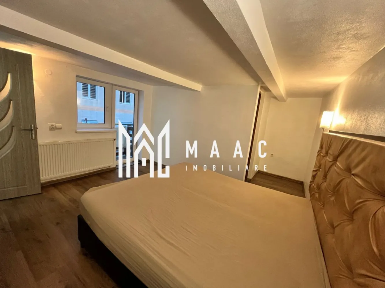 BLACK FRIDAY - Apartament 2 camere | 39 MPU | Broscarie - BLACK FRIDAY - Profită de cea mai bună perioadă din an pentru a deveni proprietar! Reducere de 1,500 euro Pret vechi - 59,990 euro Pret promotional - 58,490 euro MAAC Imobiliare vă propune spre vânzare un apartament modern pe doua nivele, situat in zona Broscarie. Caracteristici proprietate: Compartimentare: Living cu bucătărie open space Dormitor cu baie proprie Baie separată pentru oaspeți Stare: Se vinde complet mobilat și utilat, gata de locuit. Avantaje: Poziționare excelentă, cu acces facil la mijloace de transport, magazine și alte facilități. Confort și intimitate: Dormitorul beneficiază de baie proprie, oferind un plus de confort. Pentru mai multe detalii și pentru programarea unei vizionări, vă rugăm să specificați ID-ul anunțului: CP2199153