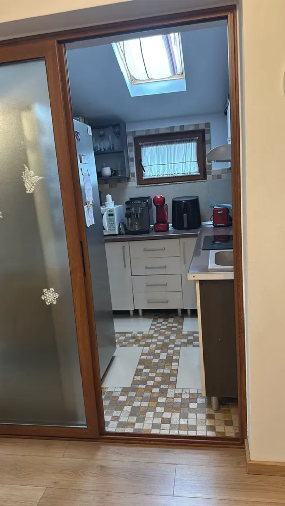 BRASADAS vinde ap 3 cam 2009 etaj 3/3 - Agenția Imobiliara BRASADAS vinde apartament semidecomandat cu 3 camere in zona semicentrală liniștită cu curte interioară închisă, etaj 3/3, bloc din cărămidă, an construcție 2009, apartament pe 2 nivele cu doua dormitoare, geamuri velux și termopan cu jaluzele și plasa de insecte, aer condiționat, centrala termica, uși interioare noi, parchet laminat, mobilat și utilat.
Www.brasadas.com.