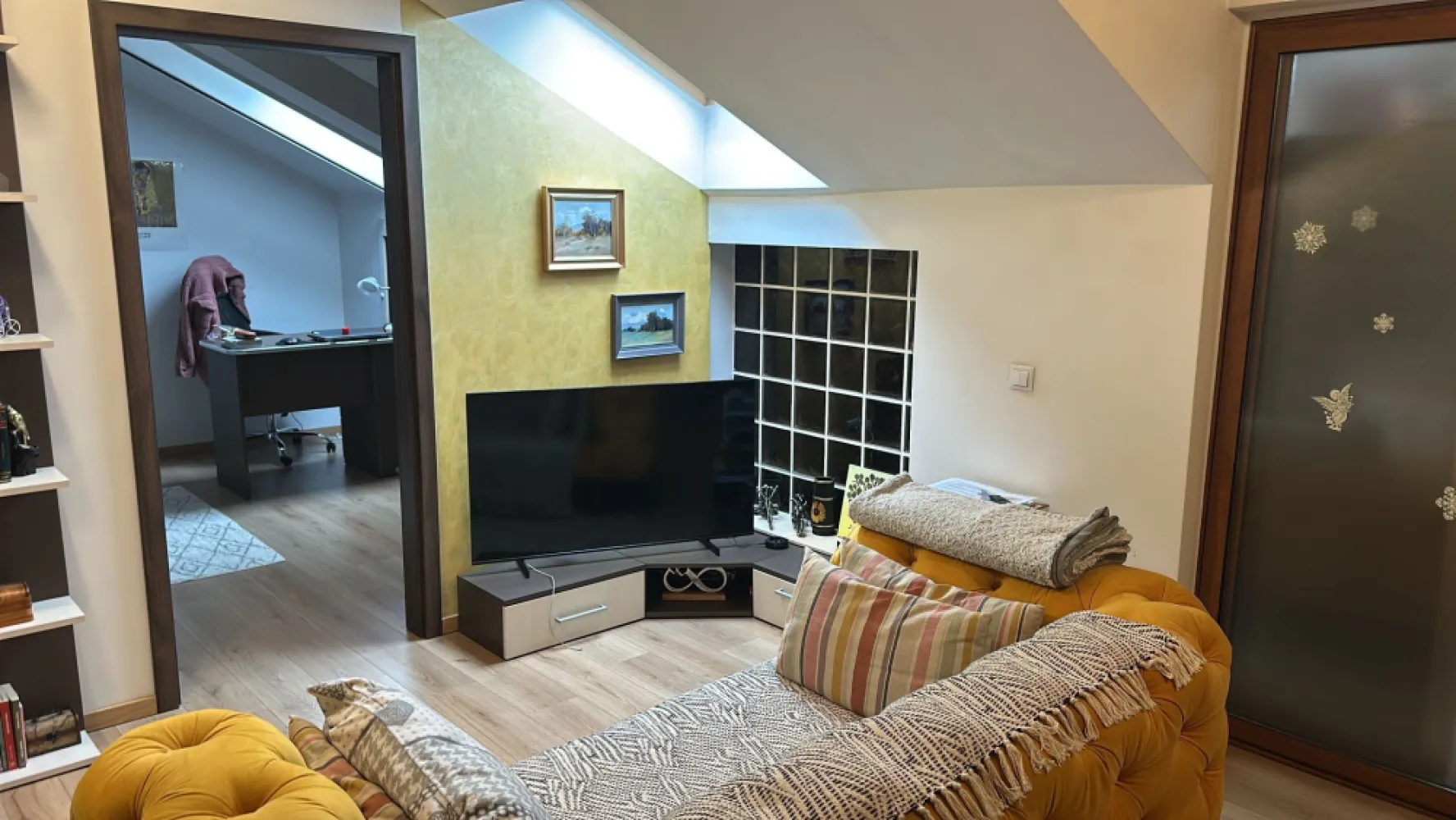 BRASADAS vinde ap 3 cam 2009 etaj 3/3 - Agenția Imobiliara BRASADAS vinde apartament semidecomandat cu 3 camere in zona semicentrală liniștită cu curte interioară închisă, etaj 3/3, bloc din cărămidă, an construcție 2009, apartament pe 2 nivele cu doua dormitoare, geamuri velux și termopan cu jaluzele și plasa de insecte, aer condiționat, centrala termica, uși interioare noi, parchet laminat, mobilat și utilat.
Www.brasadas.com.