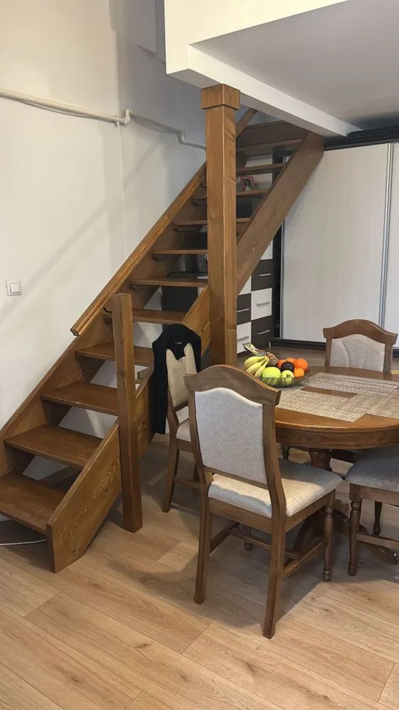 BRASADAS vinde ap 3 cam 2009 etaj 3/3 - Agenția Imobiliara BRASADAS vinde apartament semidecomandat cu 3 camere in zona semicentrală liniștită cu curte interioară închisă, etaj 3/3, bloc din cărămidă, an construcție 2009, apartament pe 2 nivele cu doua dormitoare, geamuri velux și termopan cu jaluzele și plasa de insecte, aer condiționat, centrala termica, uși interioare noi, parchet laminat, mobilat și utilat.
Www.brasadas.com.