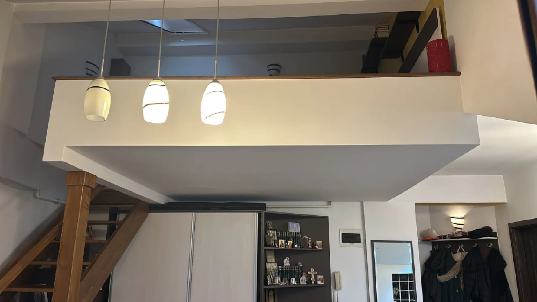 BRASADAS vinde ap 3 cam 2009 etaj 3/3 - Agenția Imobiliara BRASADAS vinde apartament semidecomandat cu 3 camere in zona semicentrală liniștită cu curte interioară închisă, etaj 3/3, bloc din cărămidă, an construcție 2009, apartament pe 2 nivele cu doua dormitoare, geamuri velux și termopan cu jaluzele și plasa de insecte, aer condiționat, centrala termica, uși interioare noi, parchet laminat, mobilat și utilat.
Www.brasadas.com.