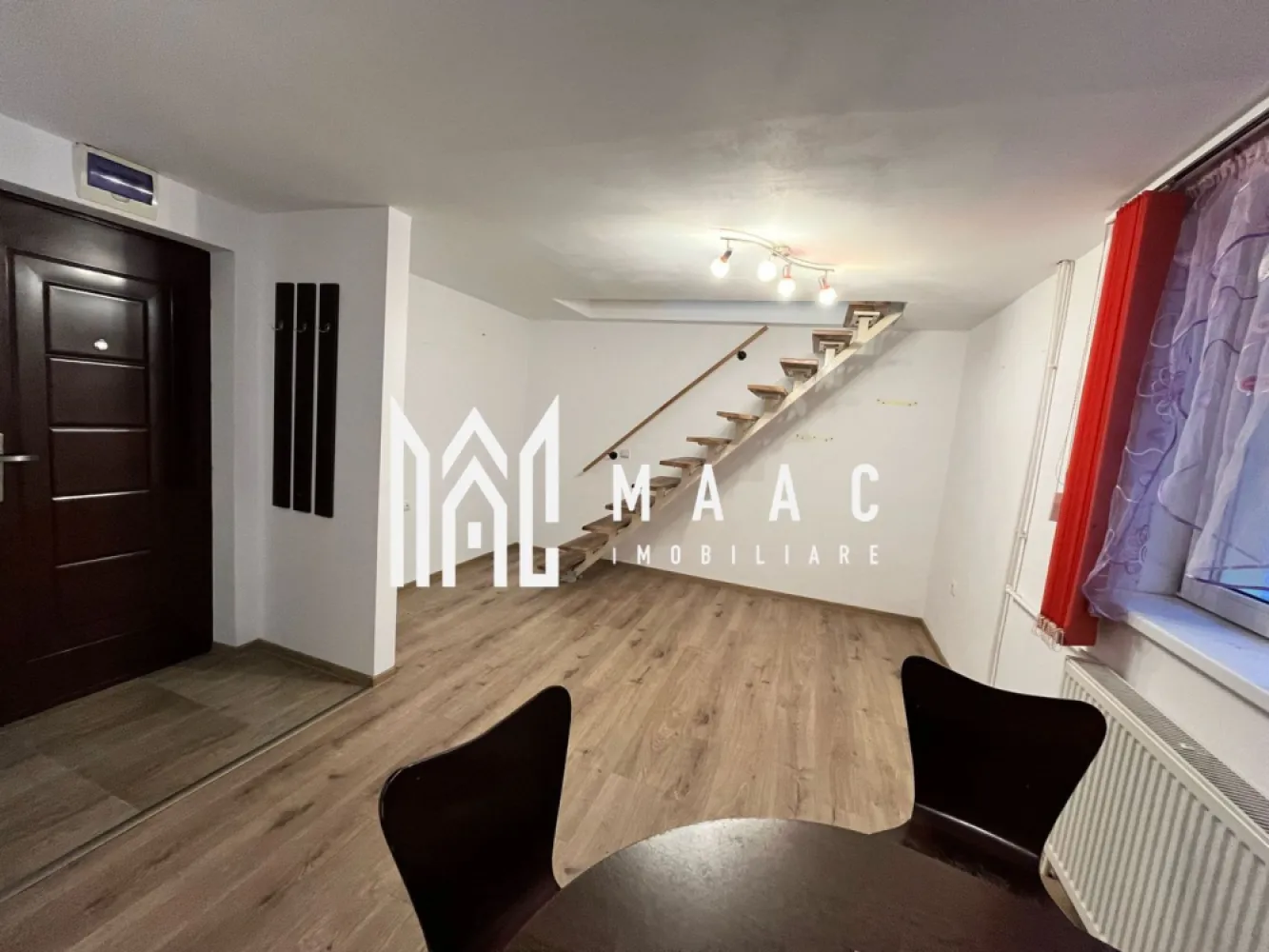 BLACK FRIDAY - Apartament 2 camere | 39 MPU | Broscarie - BLACK FRIDAY - Profită de cea mai bună perioadă din an pentru a deveni proprietar! Reducere de 1,500 euro Pret vechi - 59,990 euro Pret promotional - 58,490 euro MAAC Imobiliare vă propune spre vânzare un apartament modern pe doua nivele, situat in zona Broscarie. Caracteristici proprietate: Compartimentare: Living cu bucătărie open space Dormitor cu baie proprie Baie separată pentru oaspeți Stare: Se vinde complet mobilat și utilat, gata de locuit. Avantaje: Poziționare excelentă, cu acces facil la mijloace de transport, magazine și alte facilități. Confort și intimitate: Dormitorul beneficiază de baie proprie, oferind un plus de confort. Pentru mai multe detalii și pentru programarea unei vizionări, vă rugăm să specificați ID-ul anunțului: CP2199153